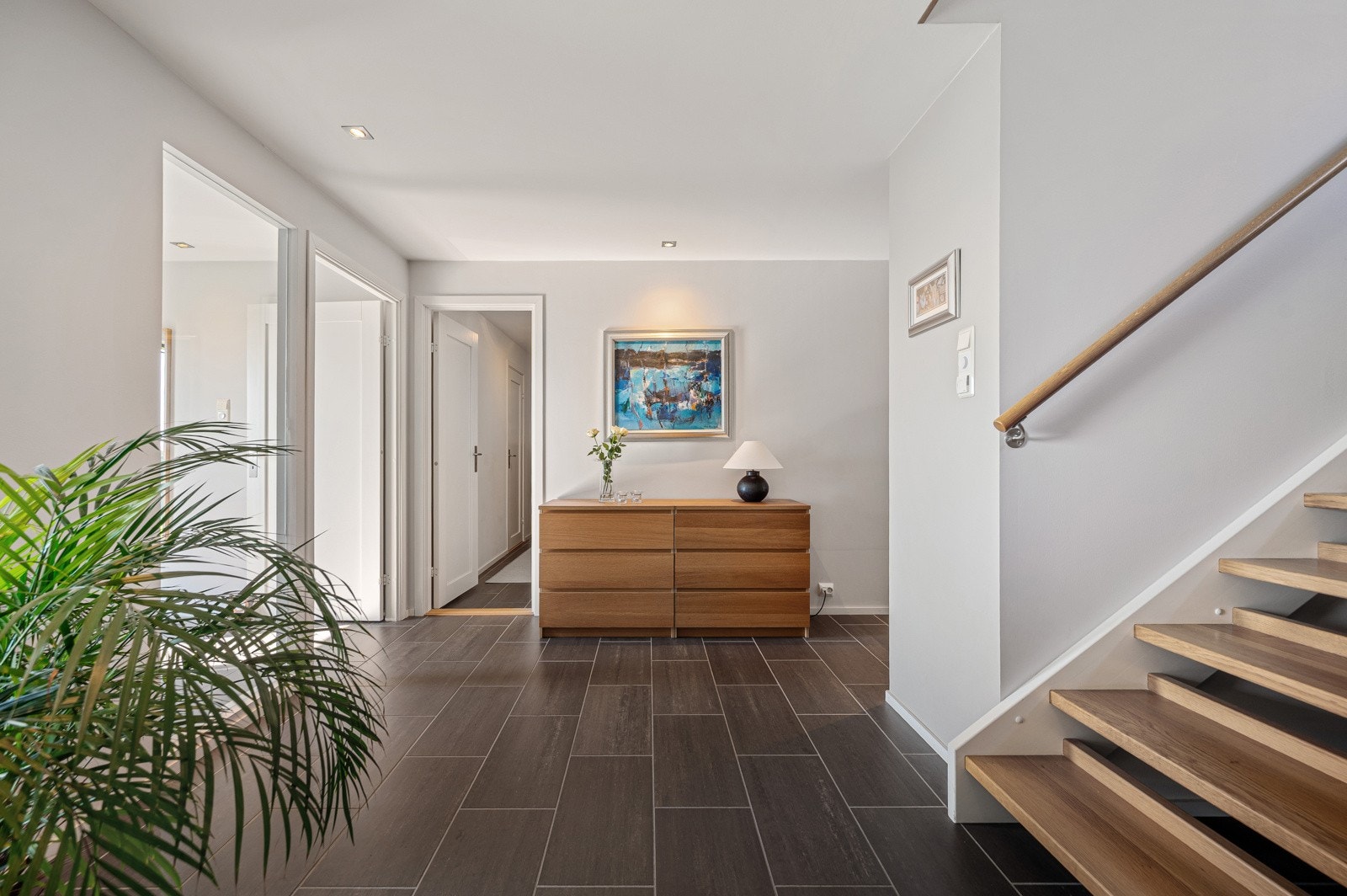 Hallen er romslig med god plass til å henge fra seg yttertøy og sko. Galleribilde