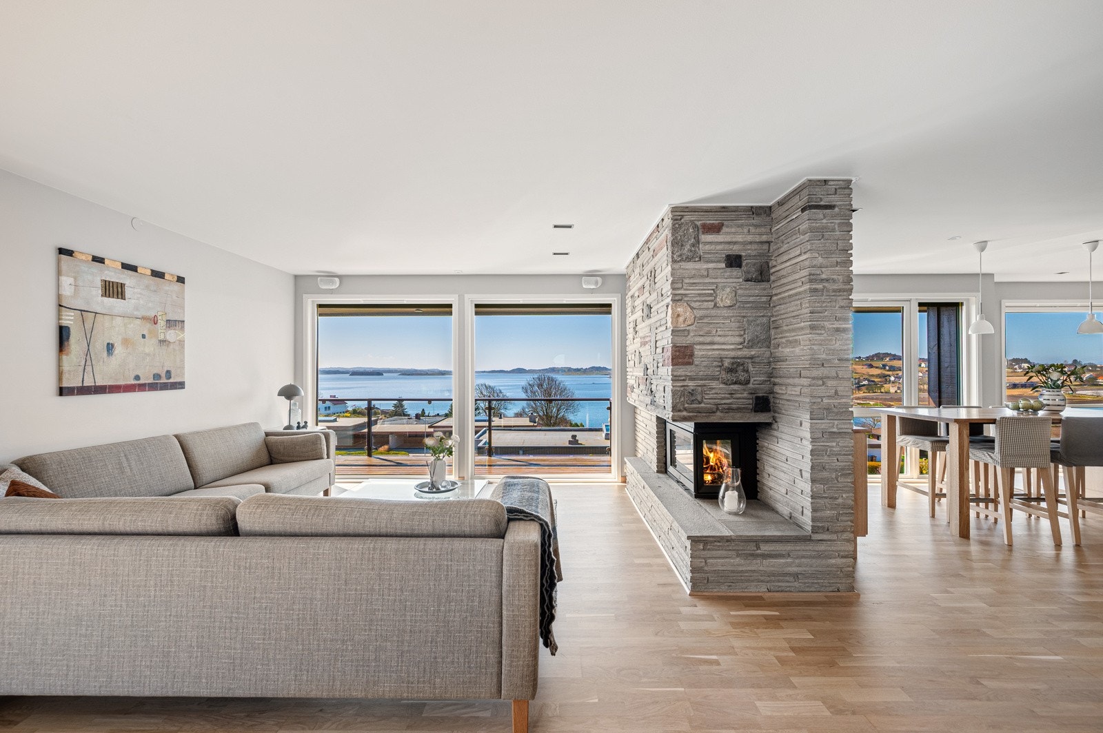 Gulvet i stue, gang og trapp ble i 2023 slipt og behandlet av Gulvsliper 1. Galleribilde