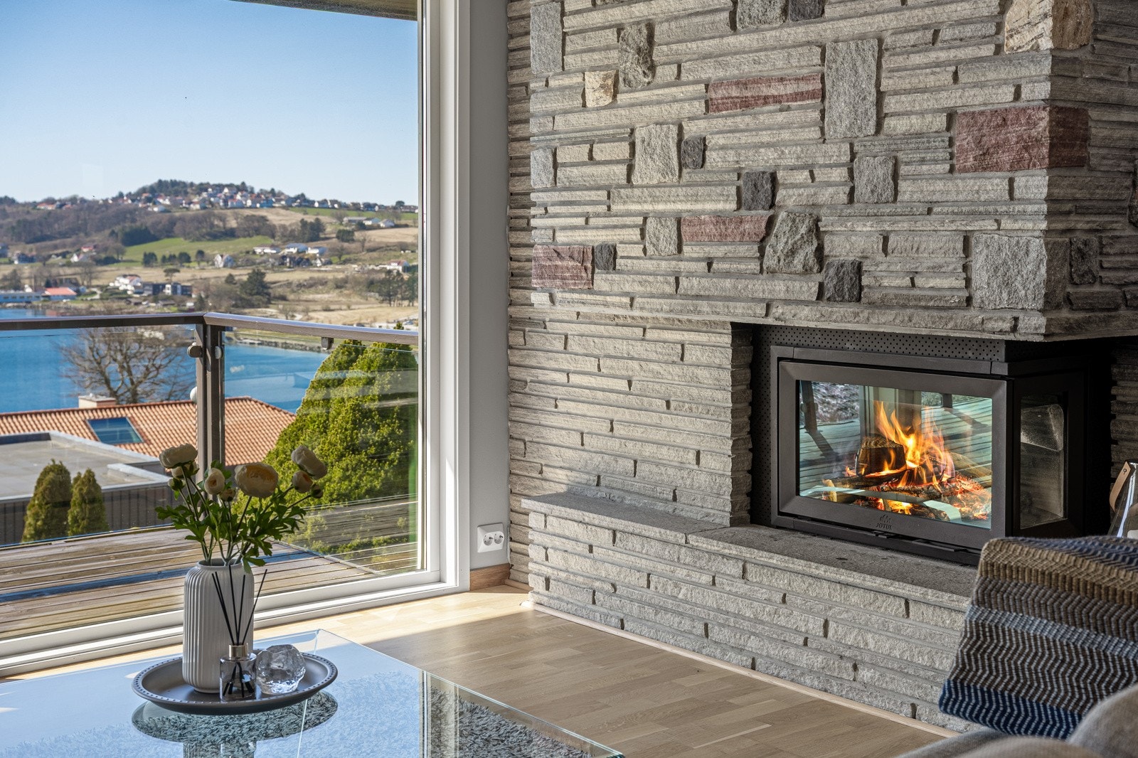 Flott peis med ny Jøtul-innsats fra 2017, som varmer godt og bidrar til optimal peiskos. Galleribilde