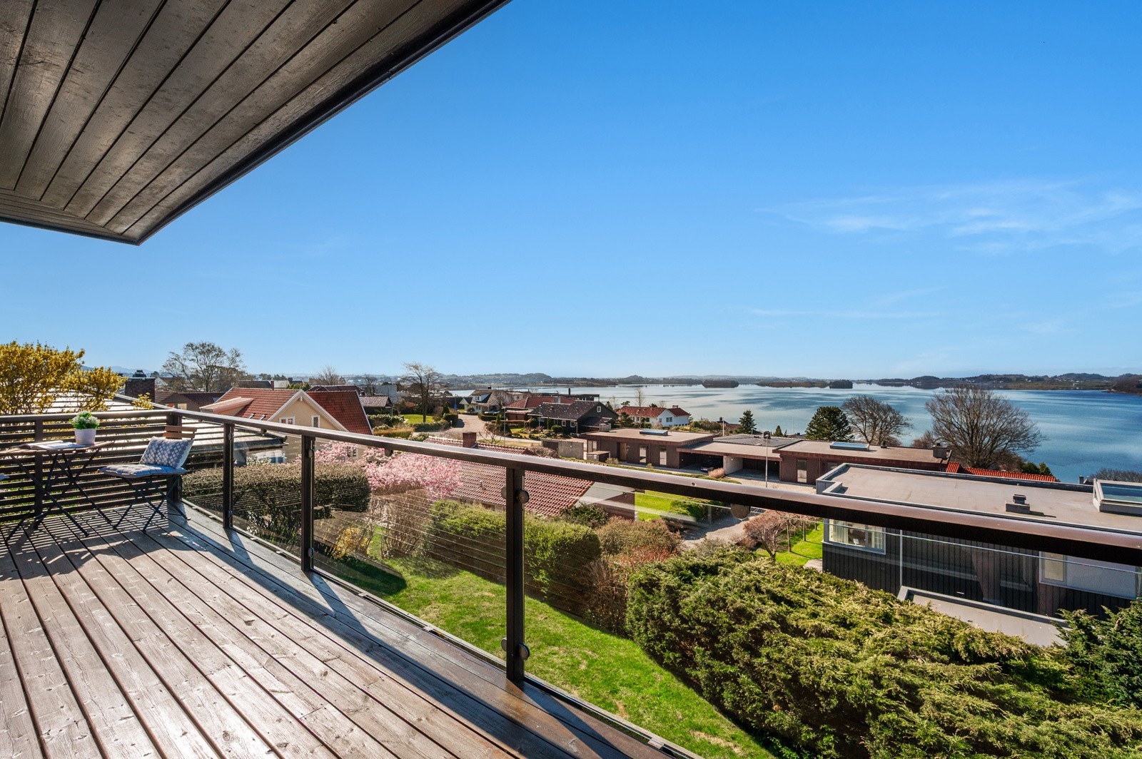 Fra terrassen kan man nyte fantastisk sol til langt utpå kvelden og spektakulære solnedganger. Galleribilde