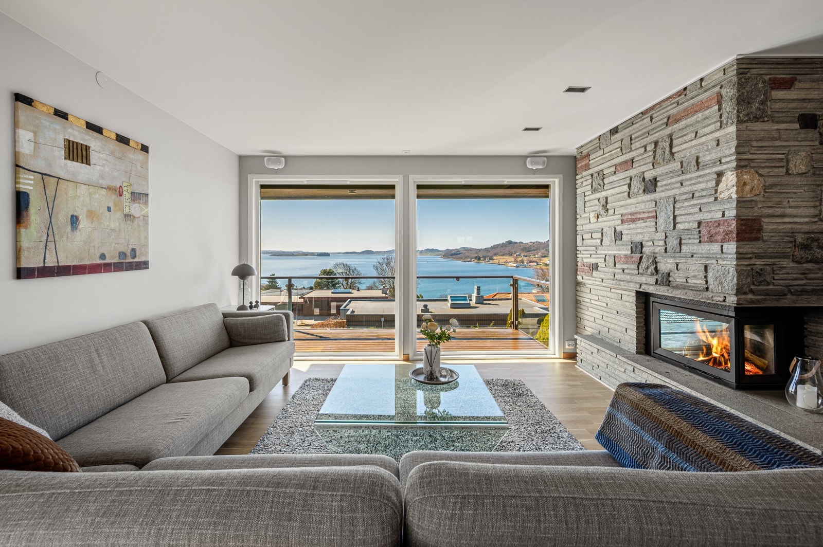 Stue og kjøkken har utvendig solskjerming levert av Fasade Produkter AS i 2022. Galleribilde