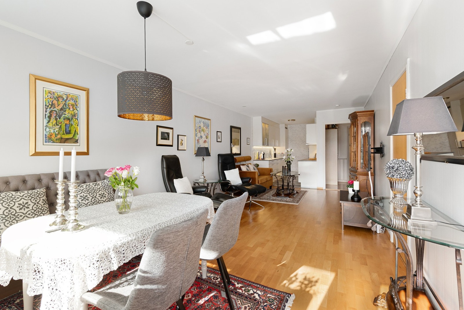 Romslig stue. Galleribilde