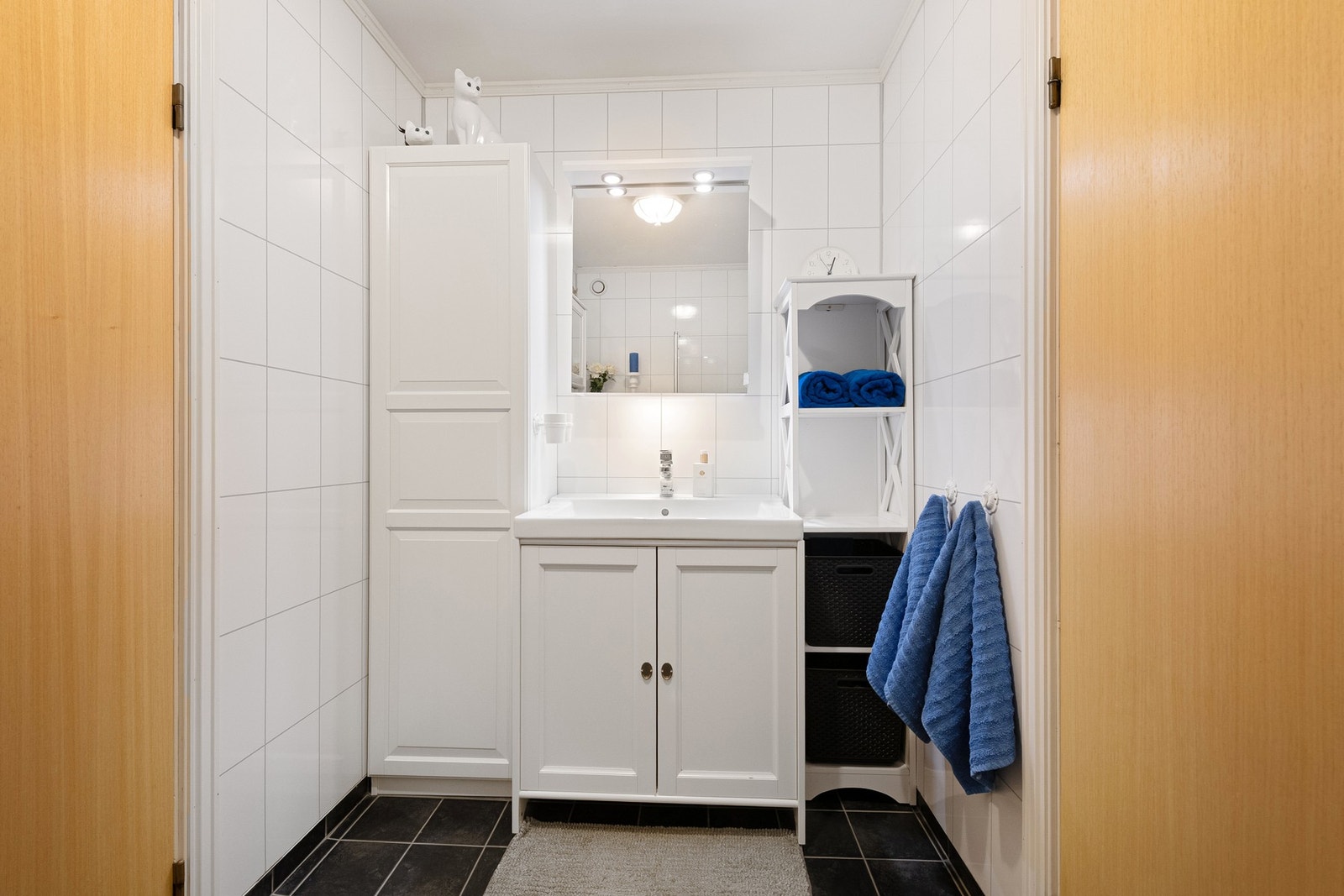 Bad med direkte tilknytning til både soverom og gang. Galleribilde