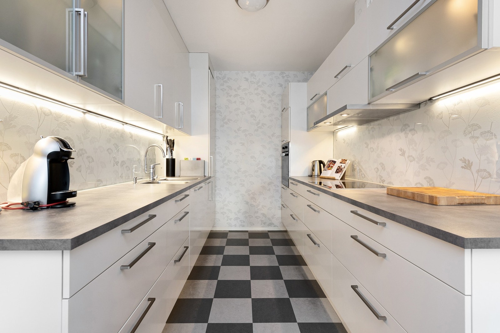 Pen kjøkkeninnredning fra 2013 med integrerte hvitevarer. Galleribilde