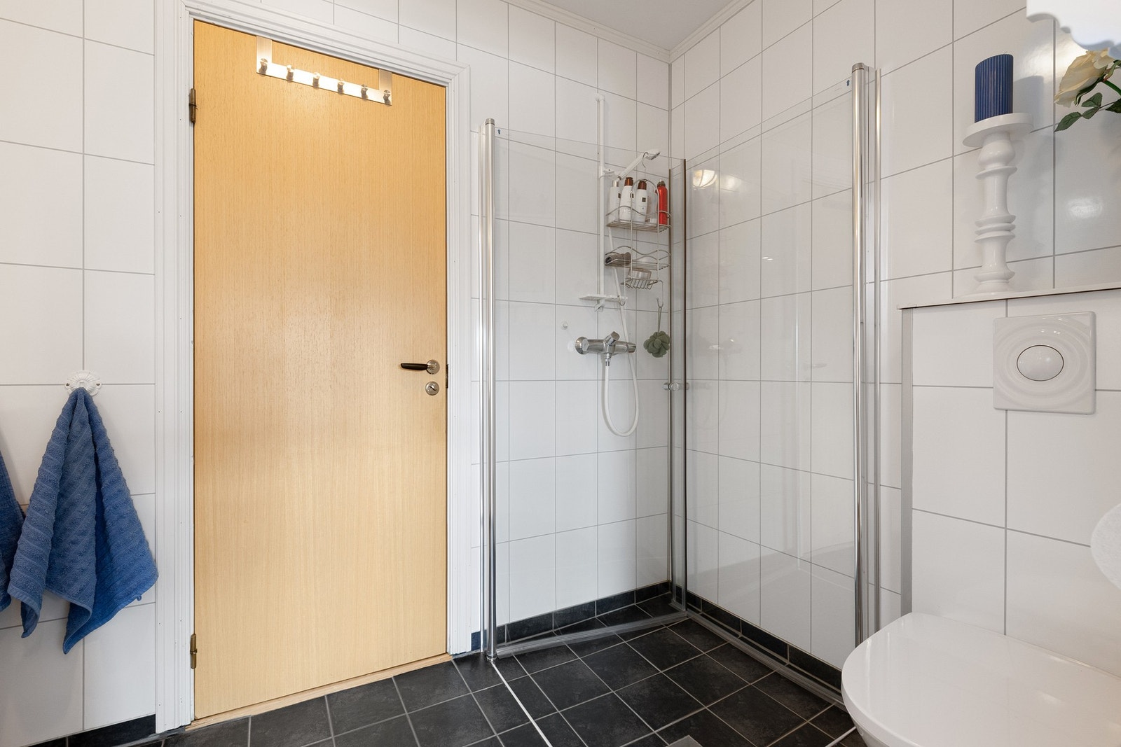 Dusjhjørne med dører som kan foldes inn mot veggen. Galleribilde