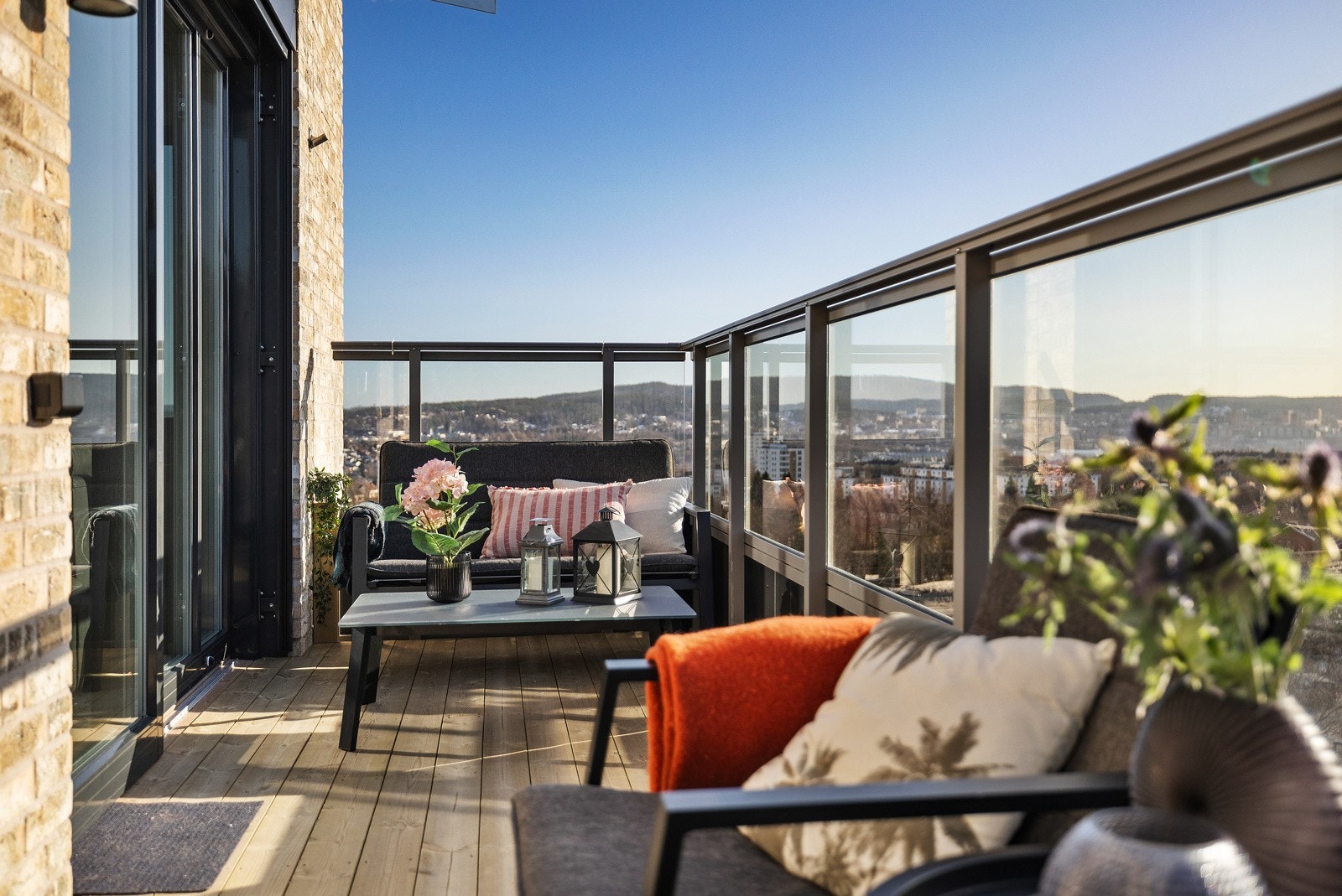 Solrik balkong med flott utsikt Galleribilde