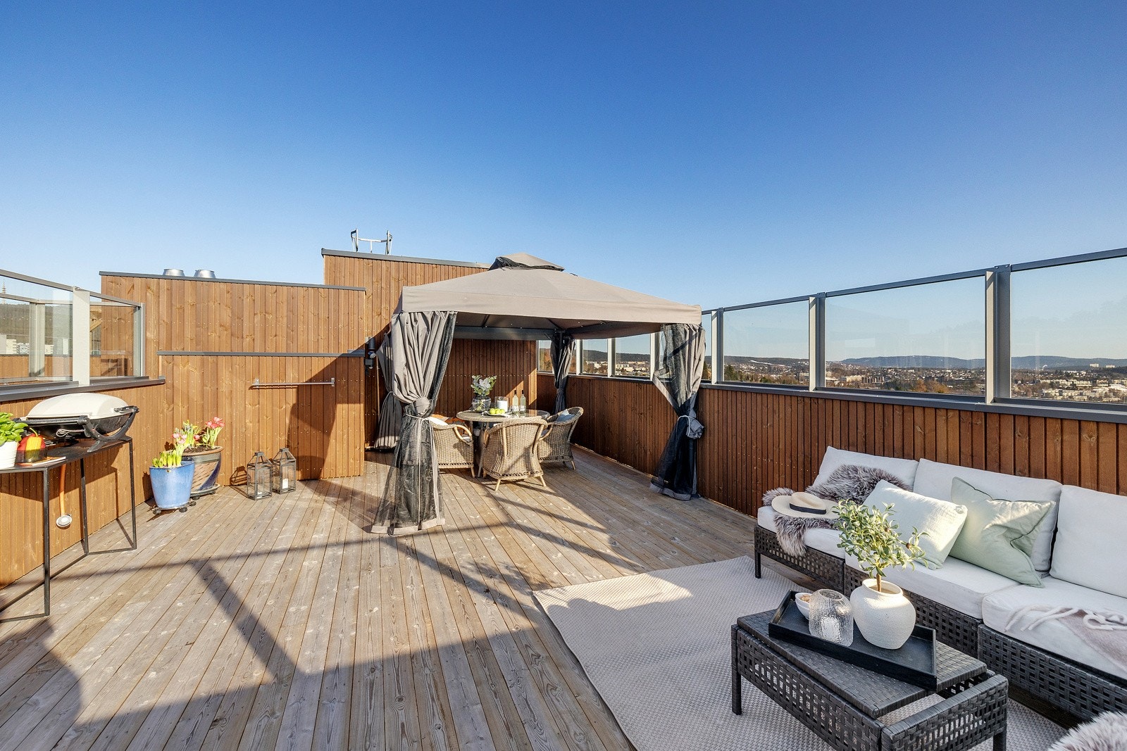 Lekker og moderne 3-roms toppleilighet med fantastisk privat takterrasse og panorama utsikt Galleribilde