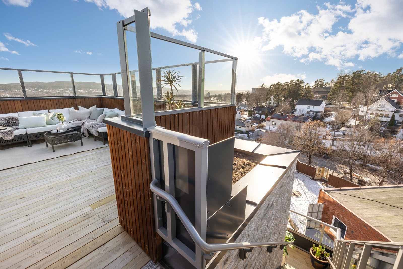 Fra stuen er det utgang til fin balkong som er knyttet videre til takterrassen. Galleribilde