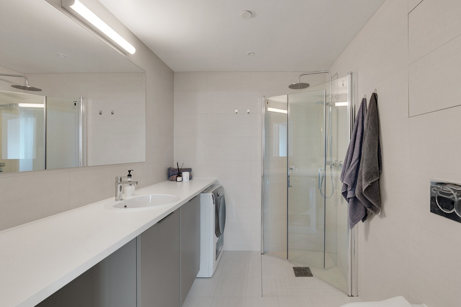 Stilig bad med opplegg for vaskemaskin Galleribilde