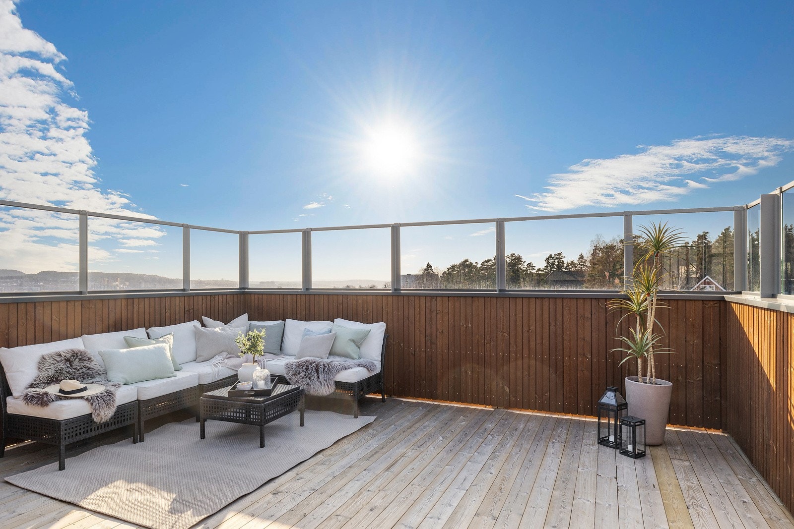 Glassrekkverk som skjermer for vind Galleribilde