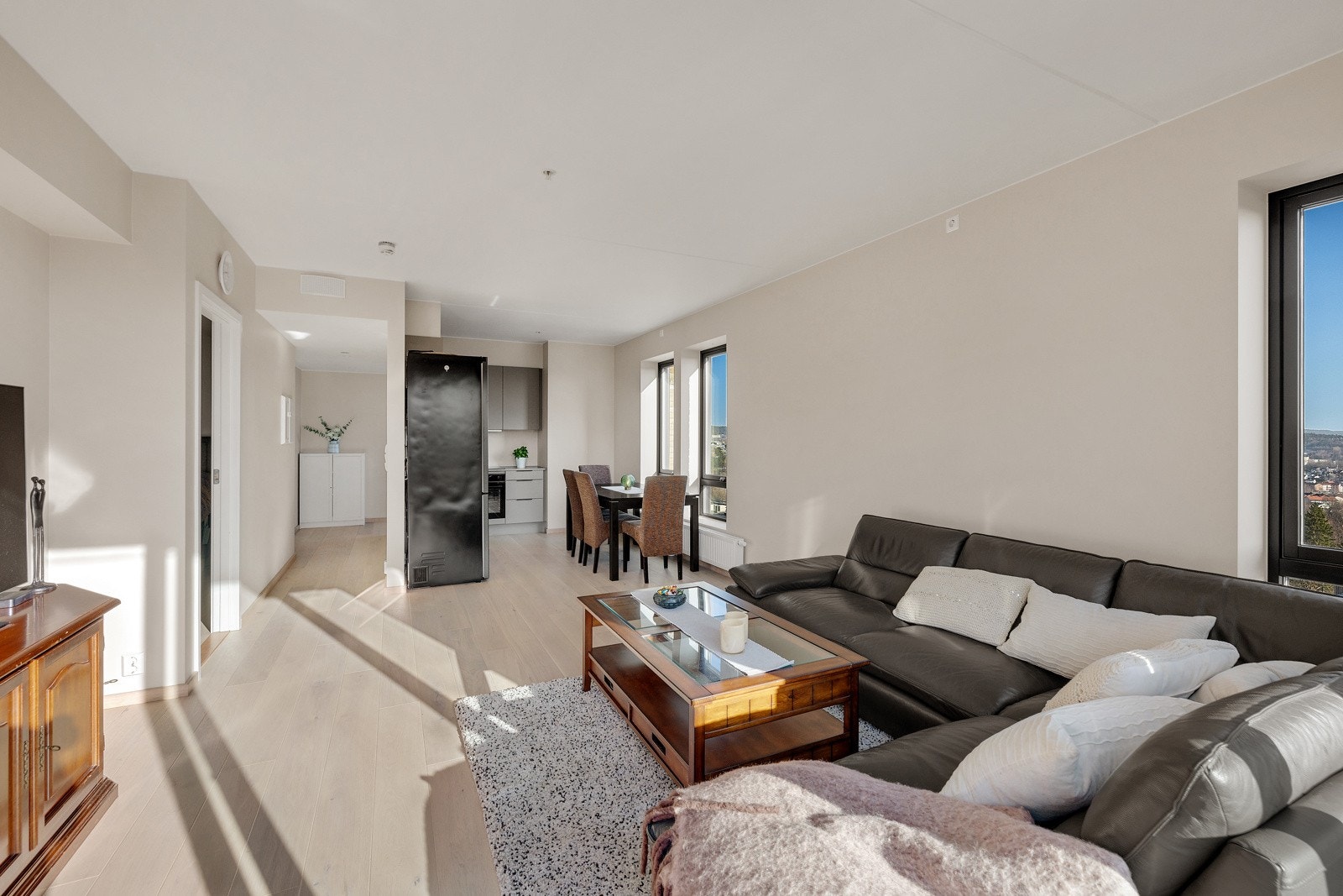 Leiligheten har en optimal planløsning med store og fine oppholdsrom Galleribilde