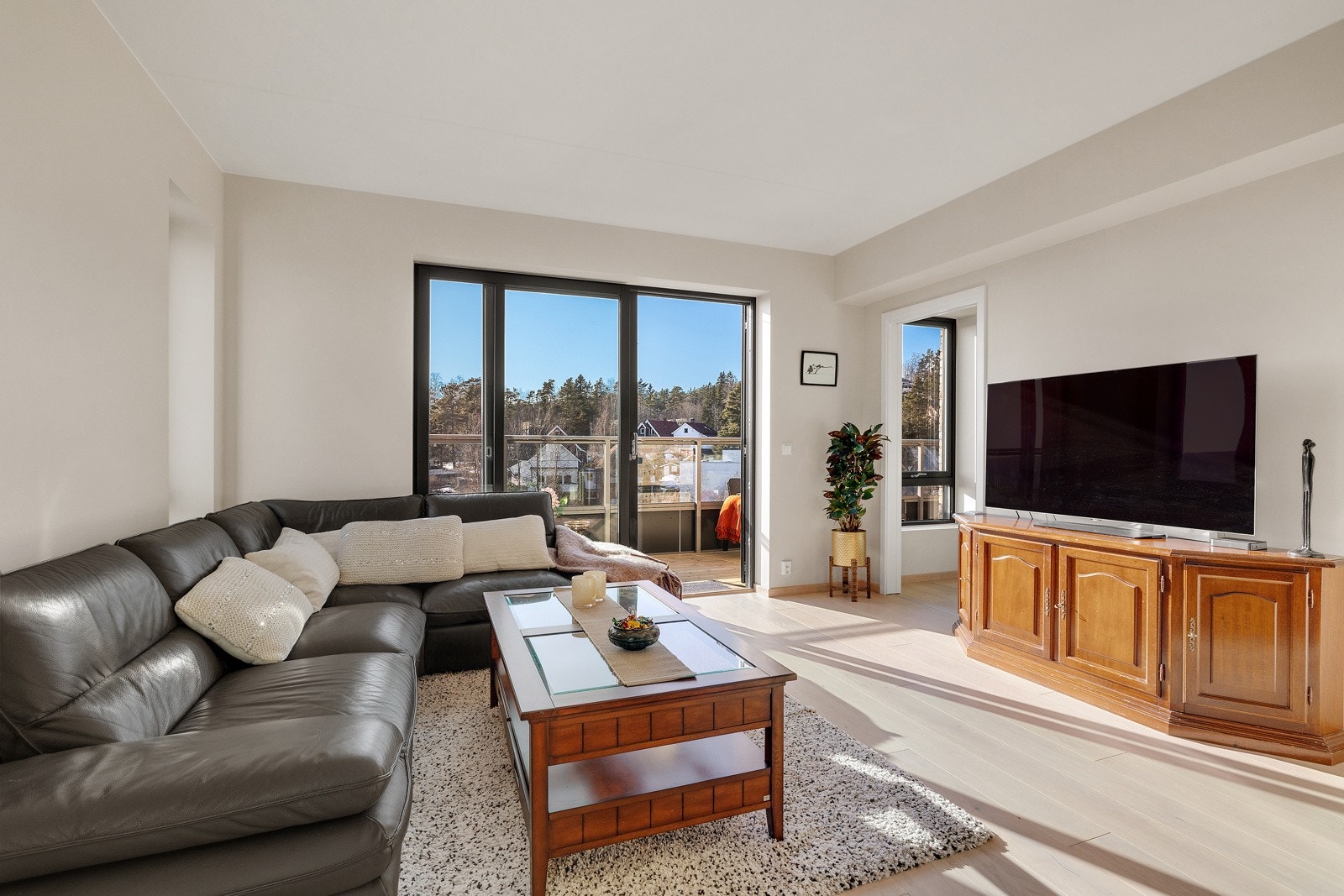 Romslig stue gir flere gode møbleringsmuligheter Galleribilde