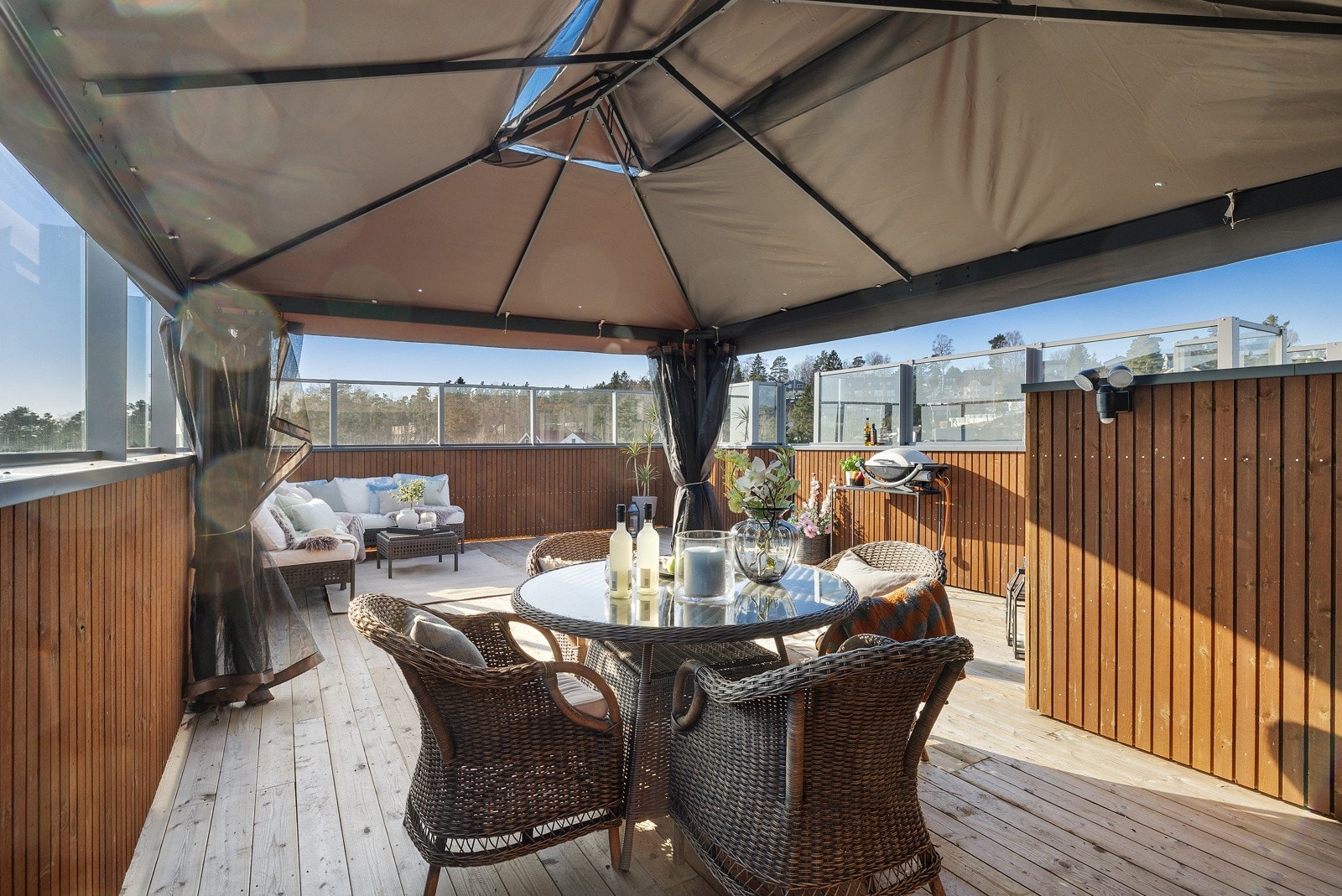 Det er god plass til stor spisegruppe med tilhørende møblemenet Galleribilde