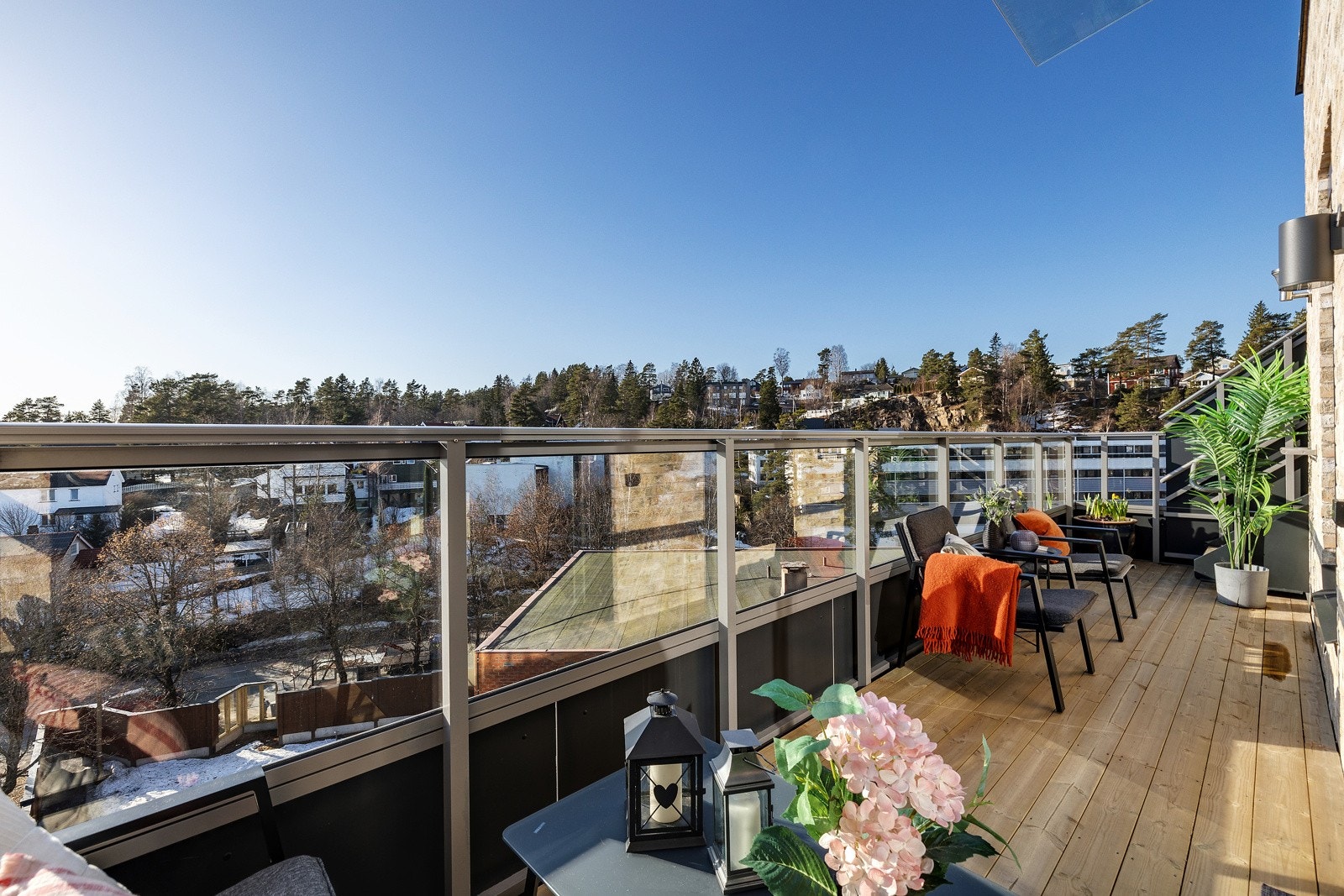 god plass til møblering av sittegruppe og grill Galleribilde