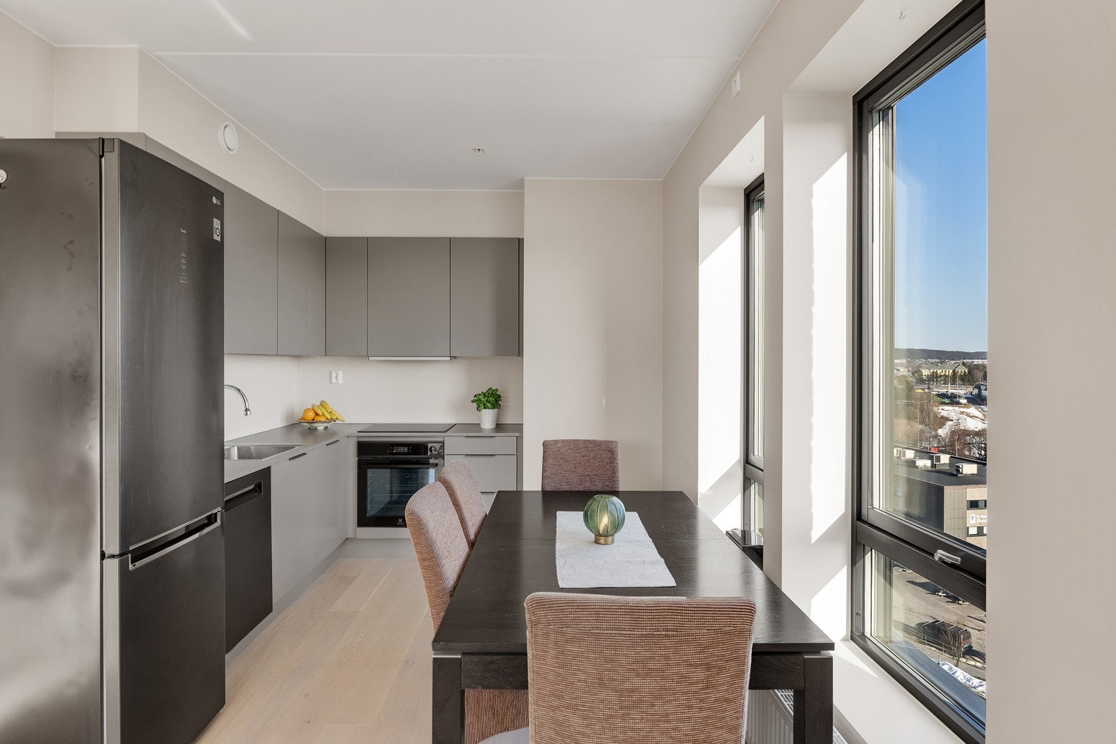 Det er god plass til spisegruppe i tilknyttning til kjøkkenet Galleribilde