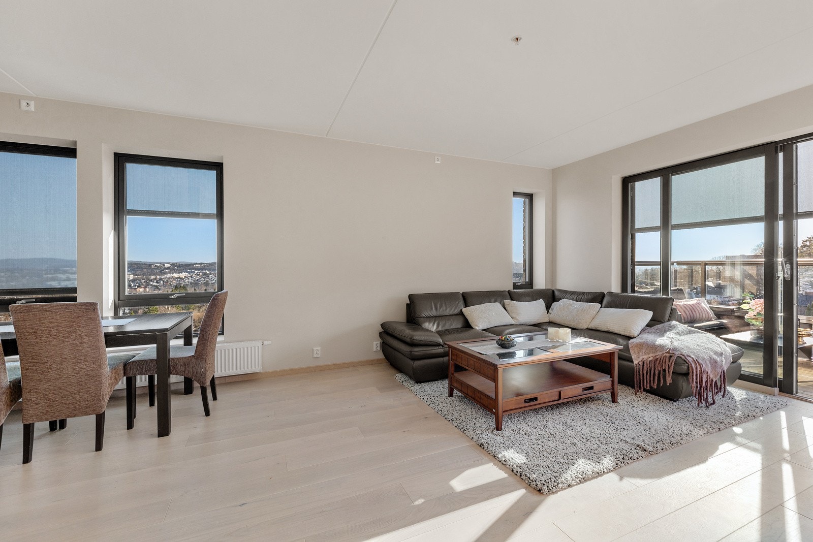 Store vindusflater gir rikelig med naturlig lys inn i boligen Galleribilde