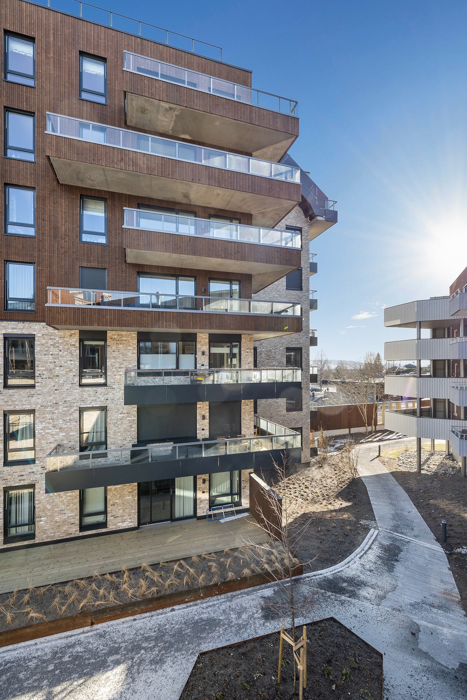 Fellesområdene er pent opparbeidet med bla. plen, adkomstveier, sittebenker m.m. Galleribilde