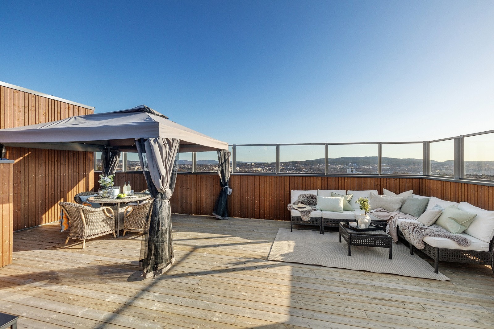 Takterrassen er delt opp i flere soner for maksimal utnyttelse. Videre er det egen vei ut til felles takterrasse. Galleribilde