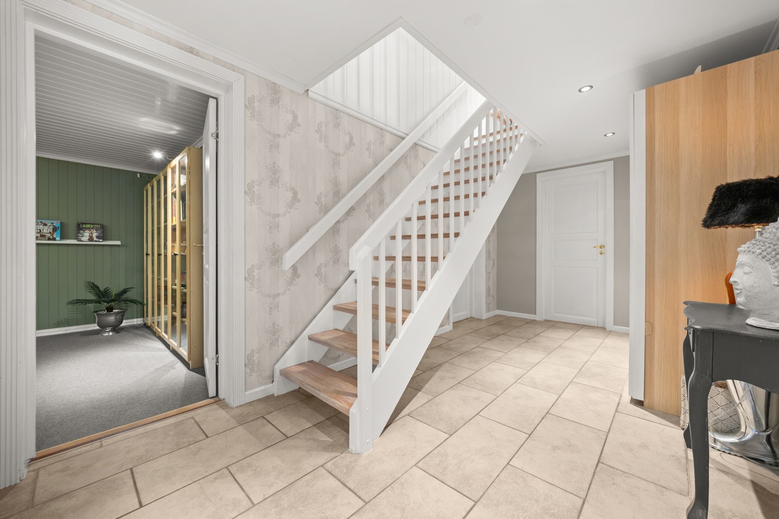 Flislagt hall i underetasjen med gode oppbevaringsmuligheter. Galleribilde