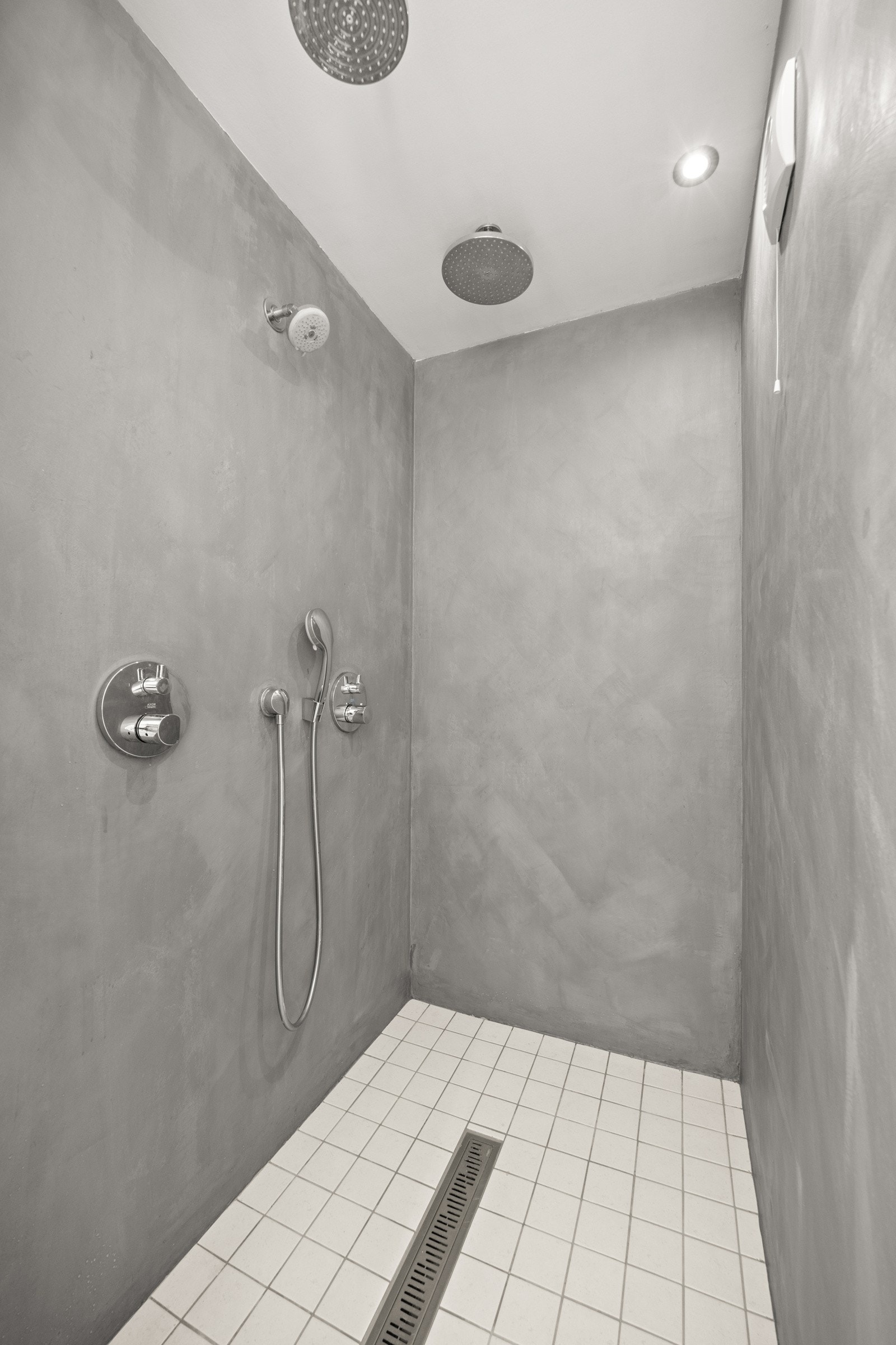 romslig dusjnisje med dobbel rainshower montert i taket. Galleribilde
