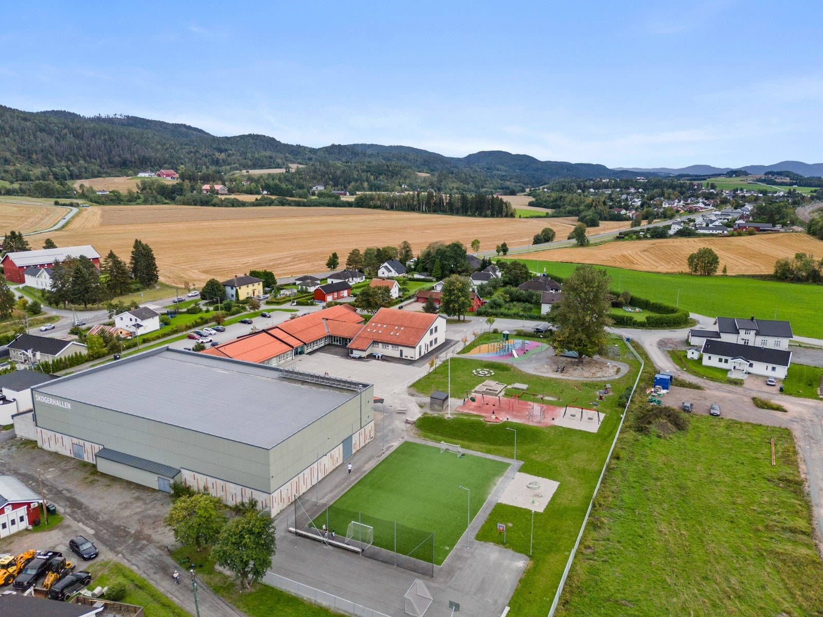 Skoger barneskole og Skogerhallen ligger midt i hjertet av Skogerbygda, en rask kjøretur unna. Galleribilde