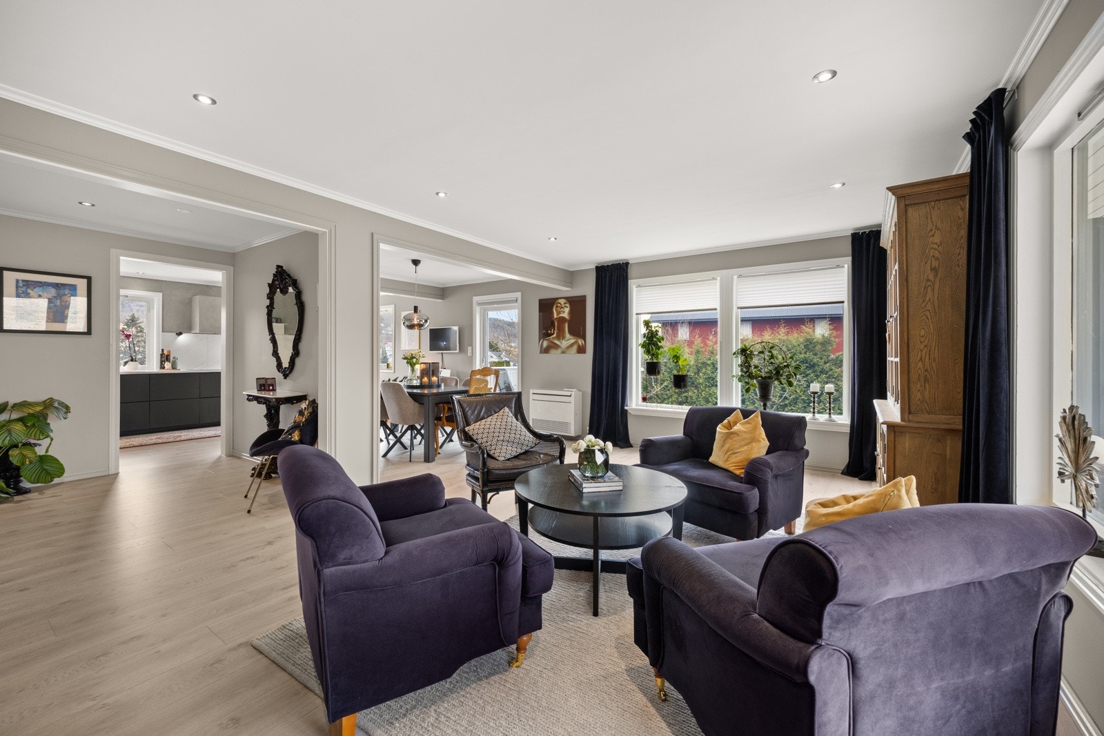 God plass til å møblere med sofagruppe, spisebord, lenestoler og bokhyller, uten at det føles overmøblert. Galleribilde