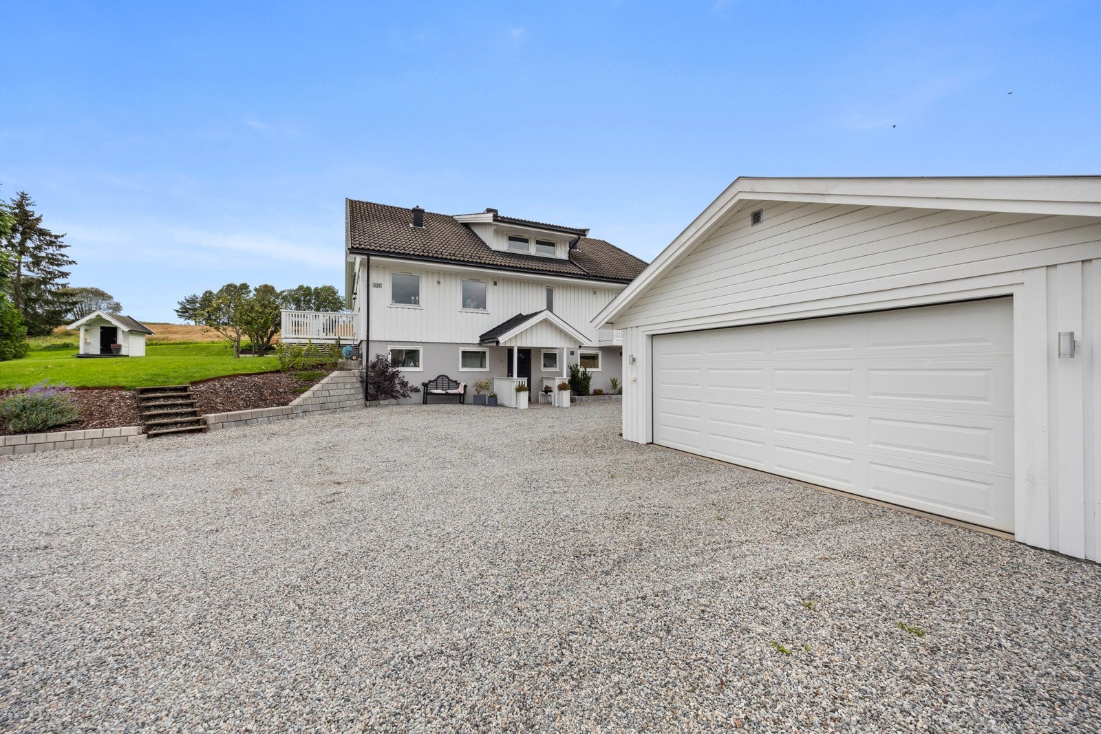 Stor, gruset gårdsplass med god plass til kjøretøyene. Dobbelgarasje på 44 kvm. Galleribilde