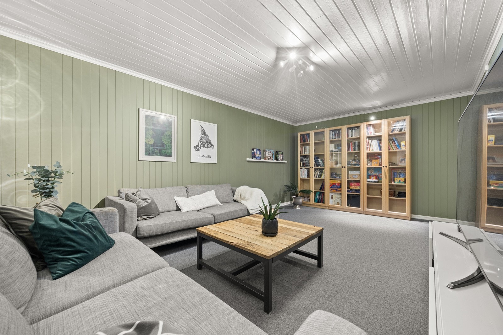 TV-rom i kjeller er byggemeldt som hobbyrom og benyttes som en ekstra stue i dag. Galleribilde