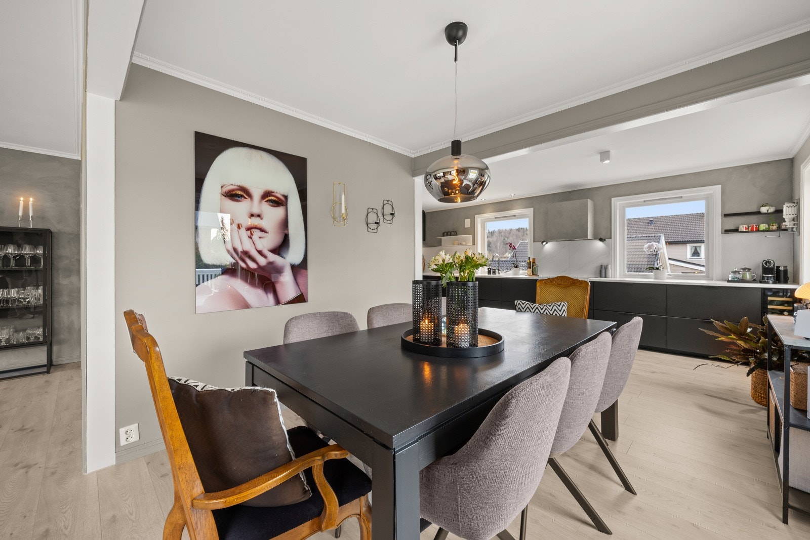 Spisebordet finner sin naturlige plassering ved kjøkkensonen. Galleribilde