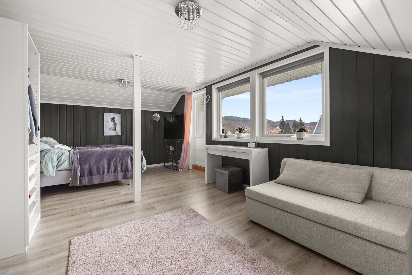 Soverom oppe. Ved enkle grep kan dette gjøres om til to soverom. Galleribilde