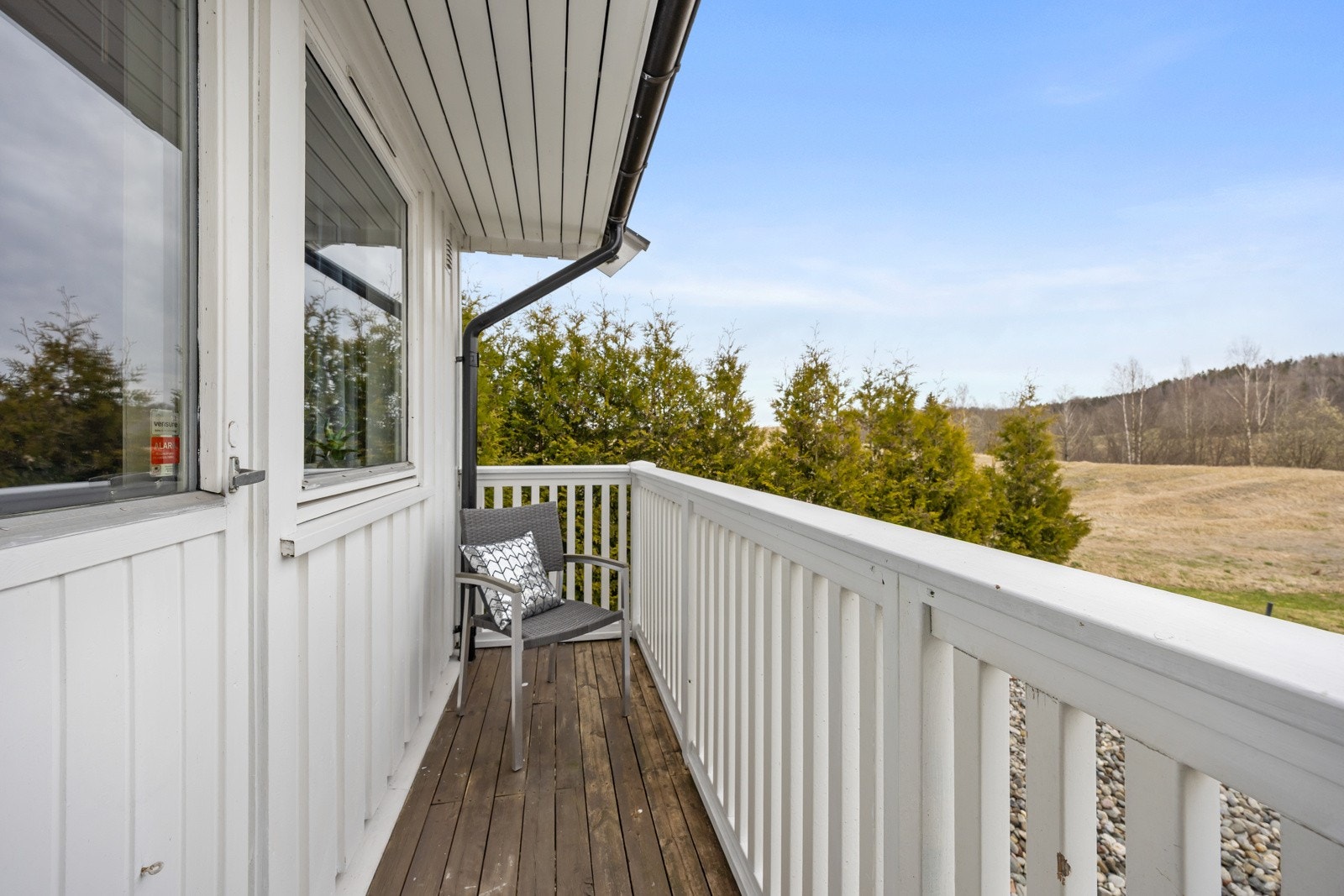 Balkong med morgensol utenfor hovedsoverommet. Galleribilde