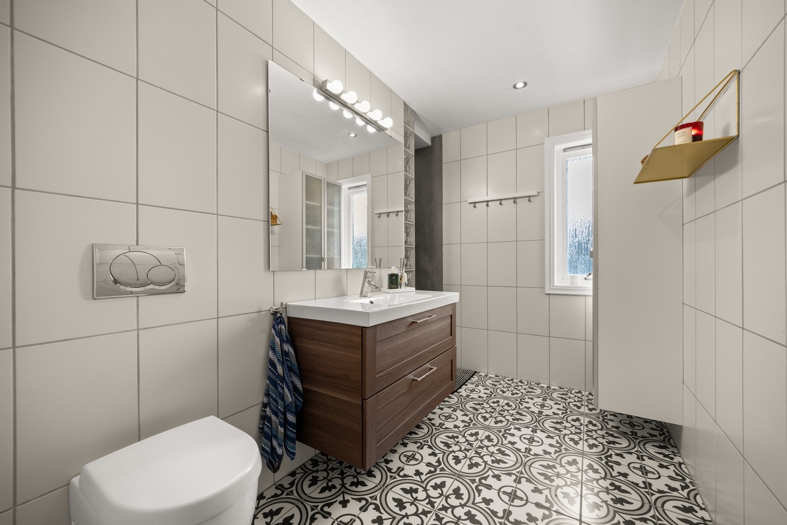 Lekkert bad med dekorative gulvfliser, varmekabler og dusjnisje. Galleribilde