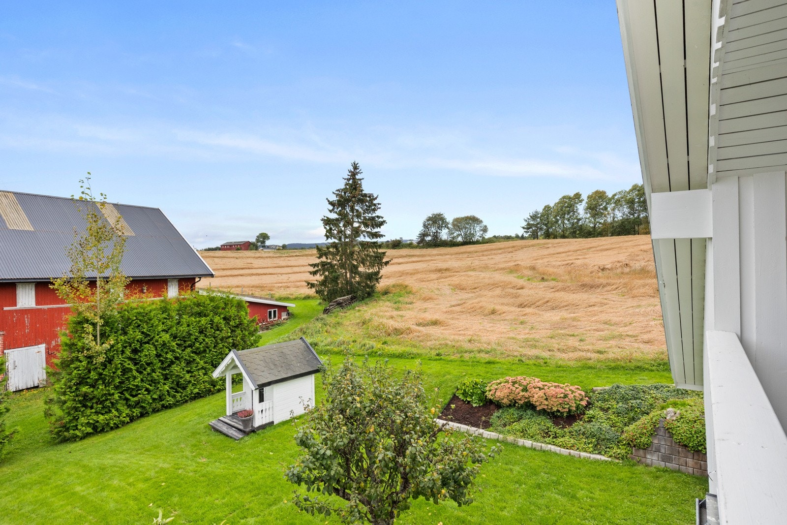 Eiendommen grenser direkte til landbruksarealer og åpne åkre som gir en herlig følelse av å bo landlig i stille og rolige omgivelser. Galleribilde