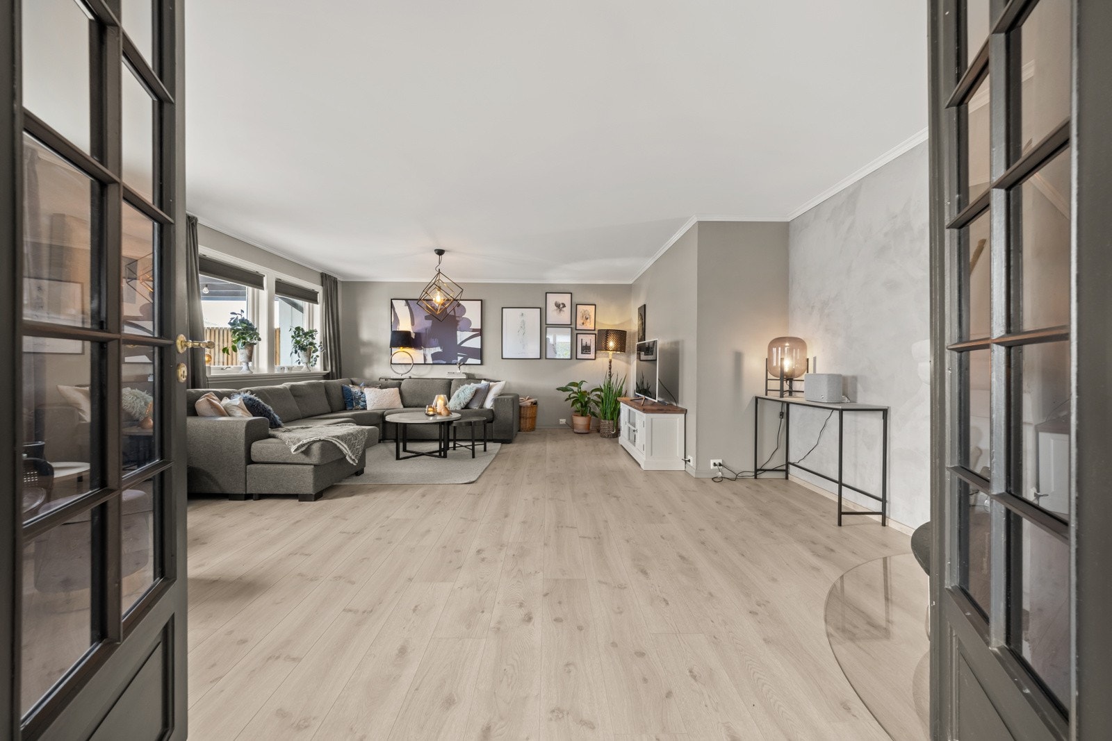 I hovedetasjen ligger et stort og flott allrom med todelt stue og kjøkken. Galleribilde