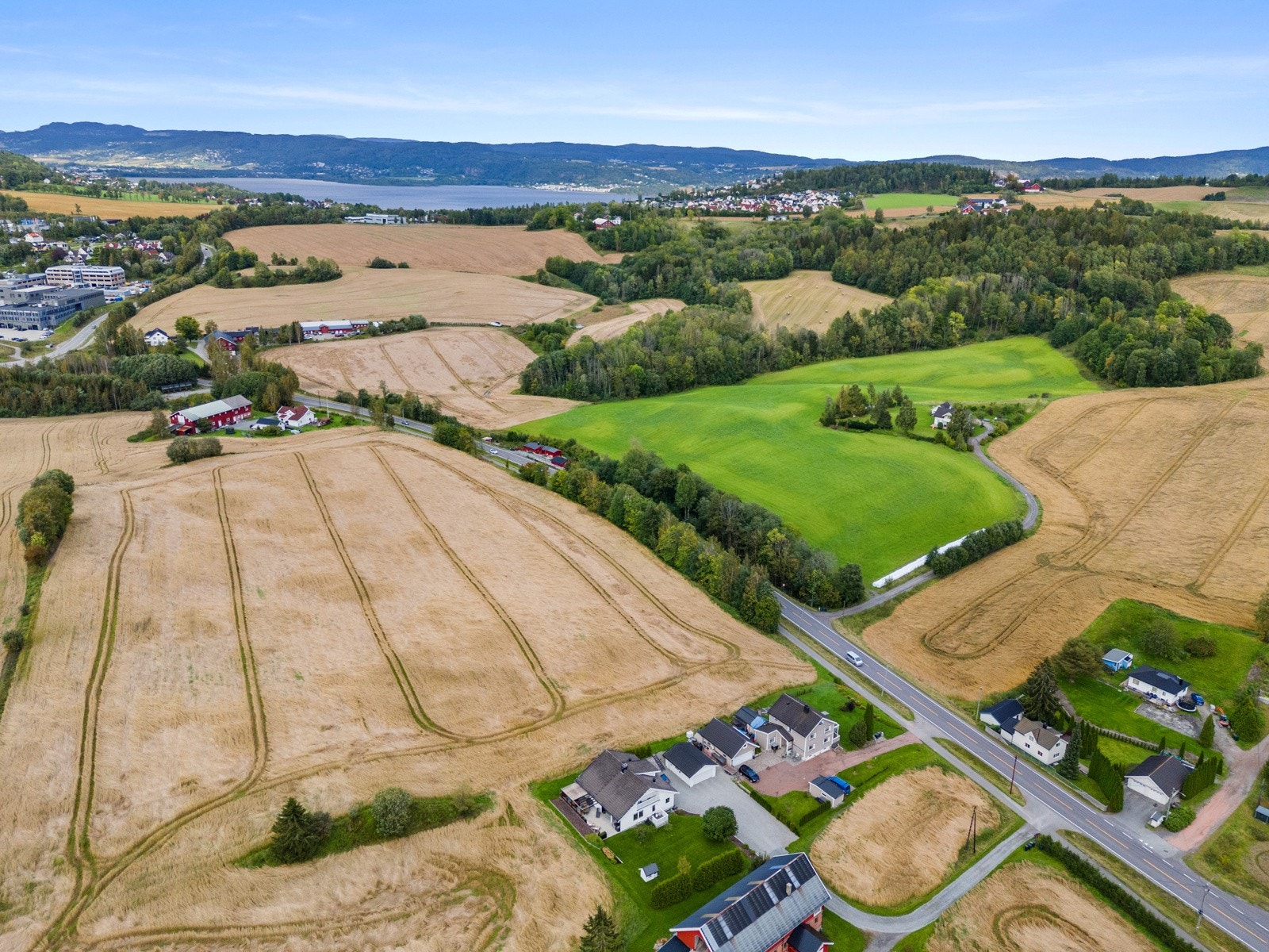 Det er kort vei til skole, fritidsaktiviteter, buss og butikk. Kun 10 minutter med bilen inn til Drammen. Galleribilde