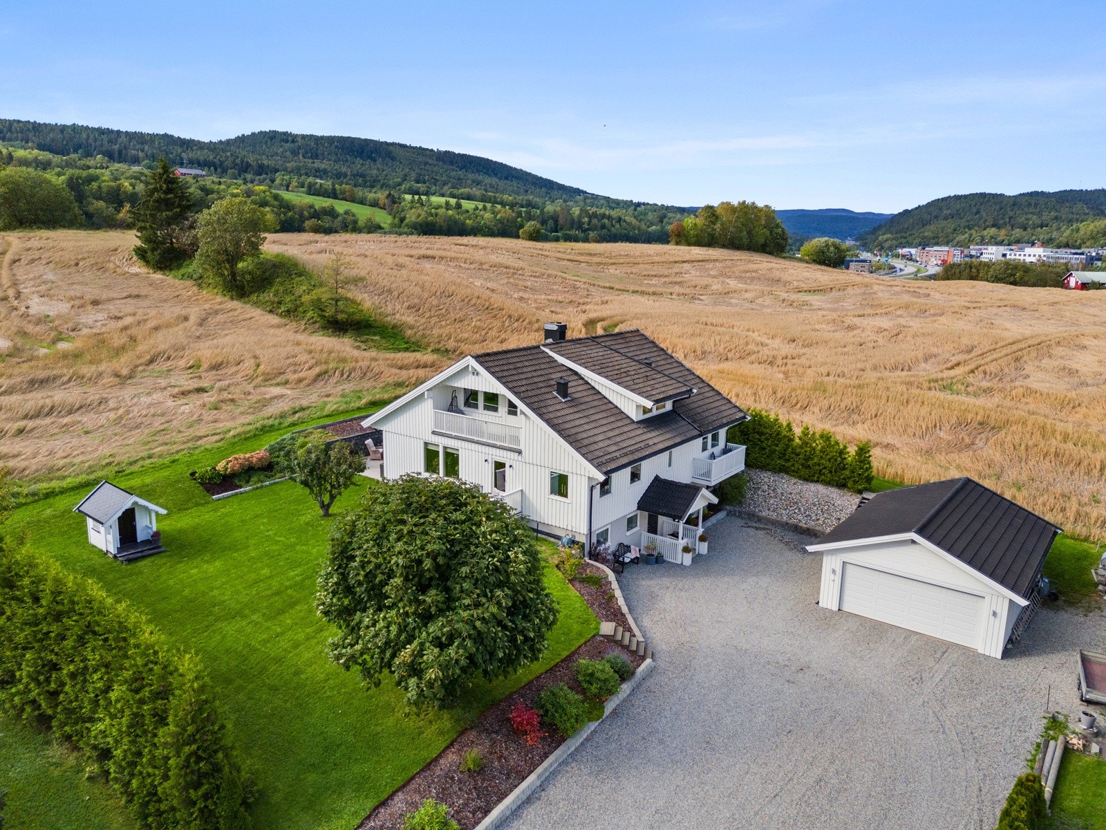 Proaktiv v/Ola Skarra Arnesen presenterer en innholdsrikt og flott eiendom på Skoger i Gamle Sørlandske 226. Galleribilde