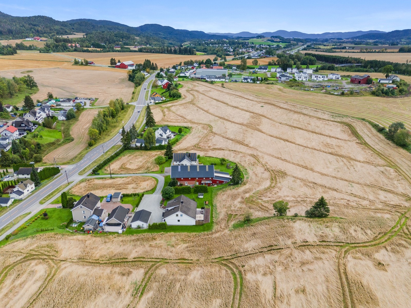 Landlig beliggende, men likevel med kort vei ut til E18-aksen. Galleribilde