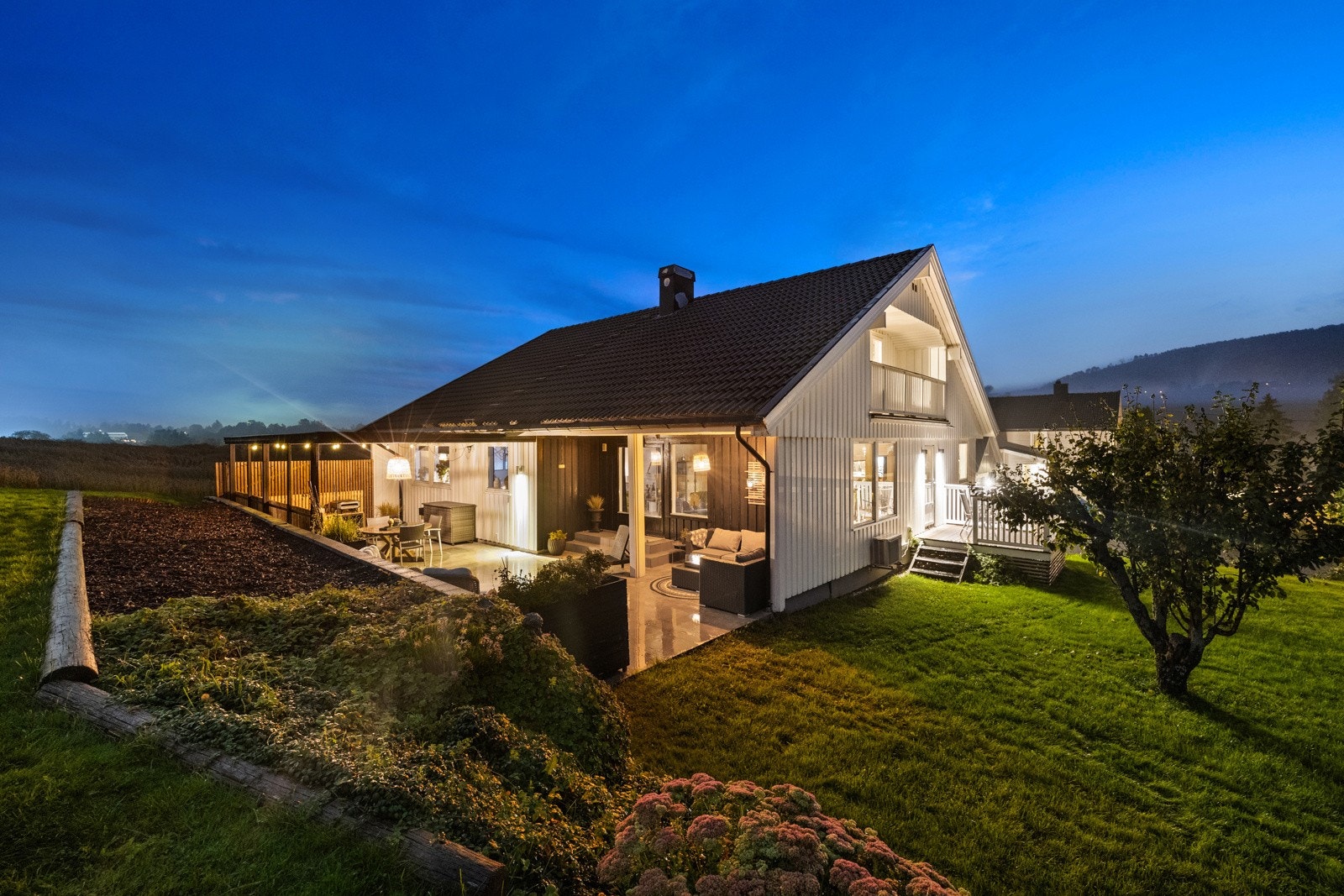 Særdeles flott uteområde rik på sol og privatliv. Galleribilde