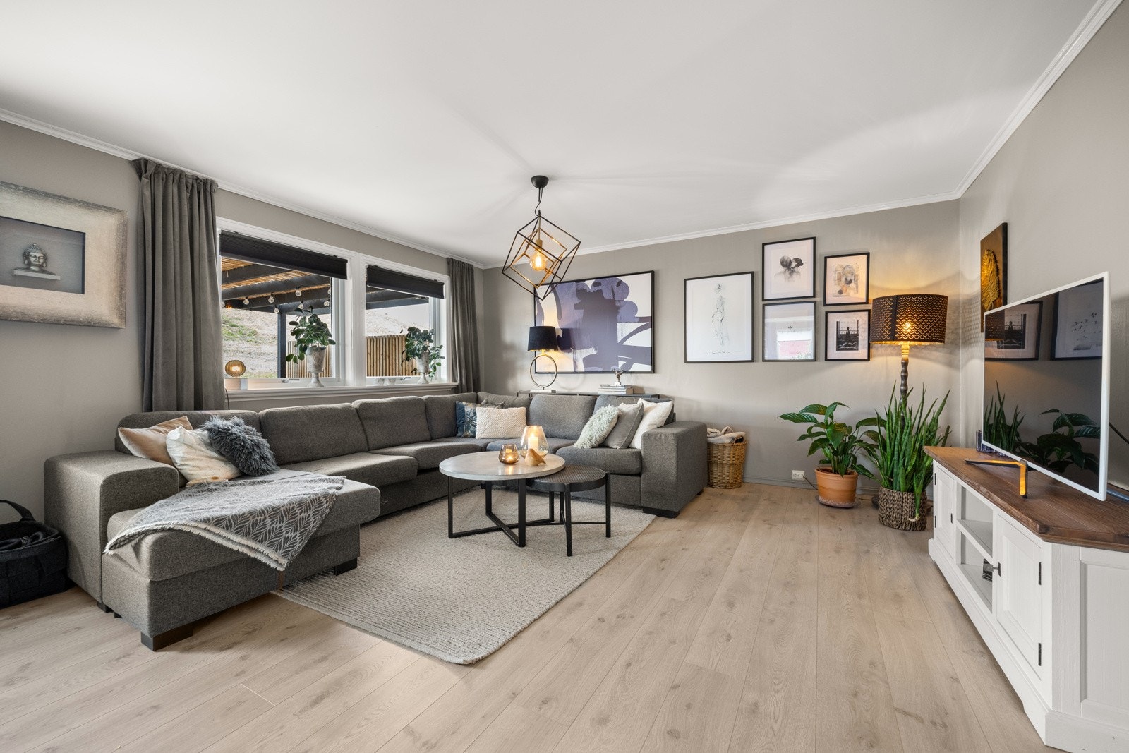 Lun TV-stue med god plass. Galleribilde