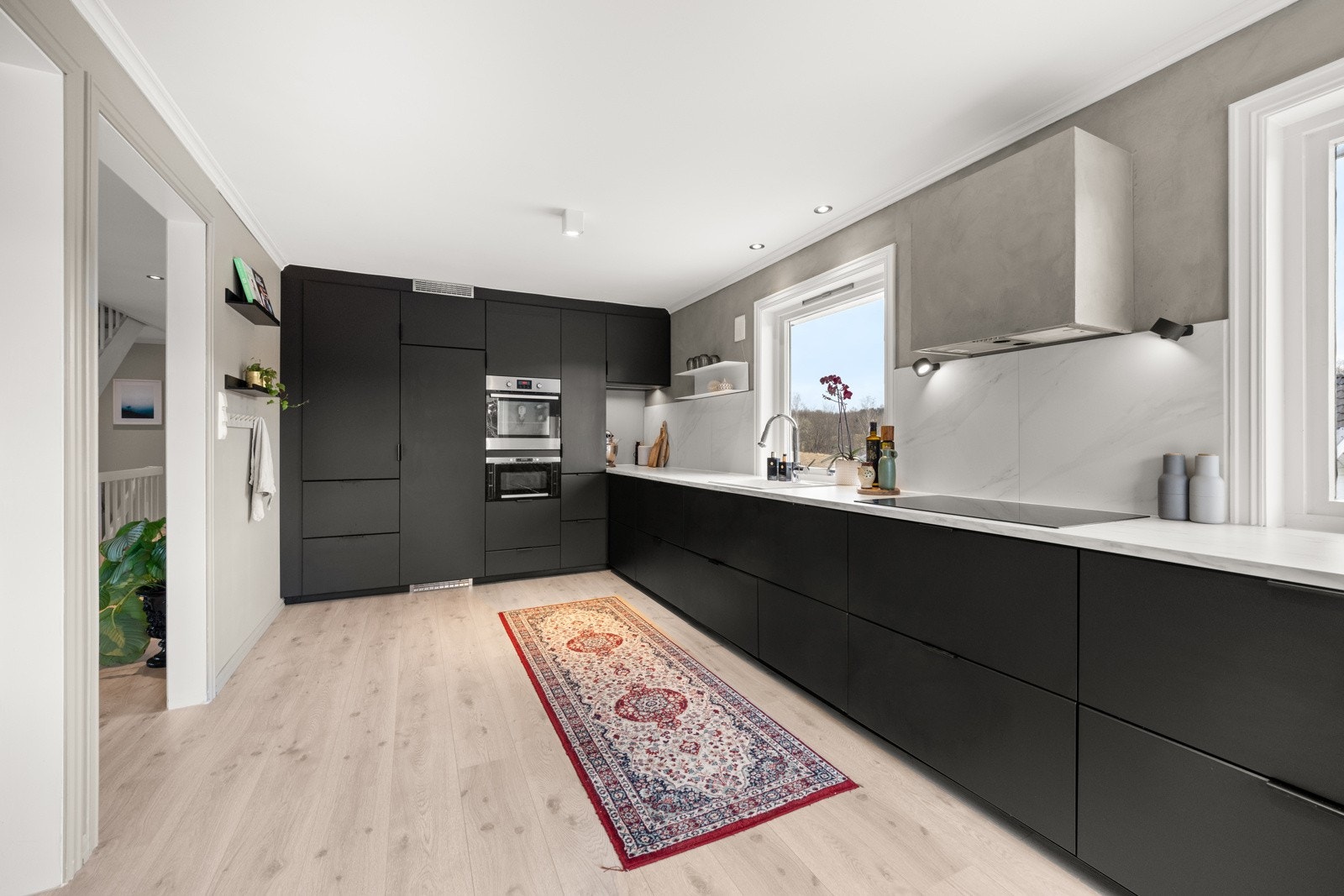 Særdeles flott kjøkken i åpen løsning, men likevel i sin egen sone. To innganger. Galleribilde