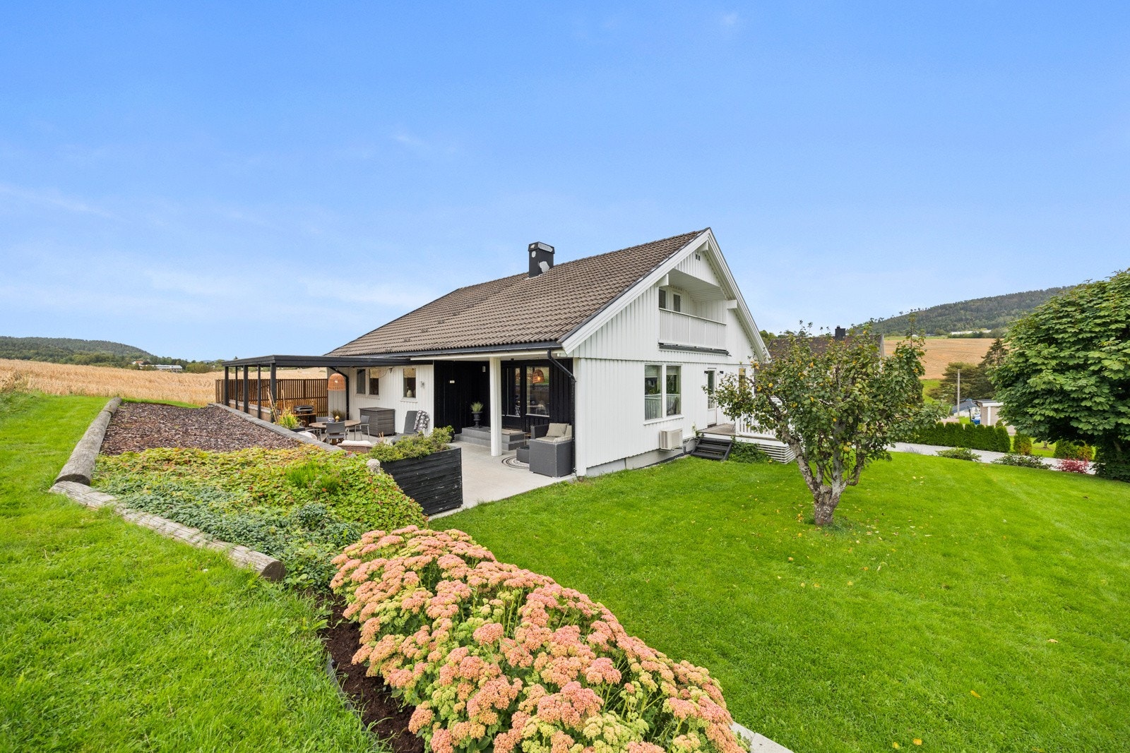 Terrassen er romslig, solrik og delvis overbygd med pergola - perfekt til lune sommerkvelder utendørs. Galleribilde