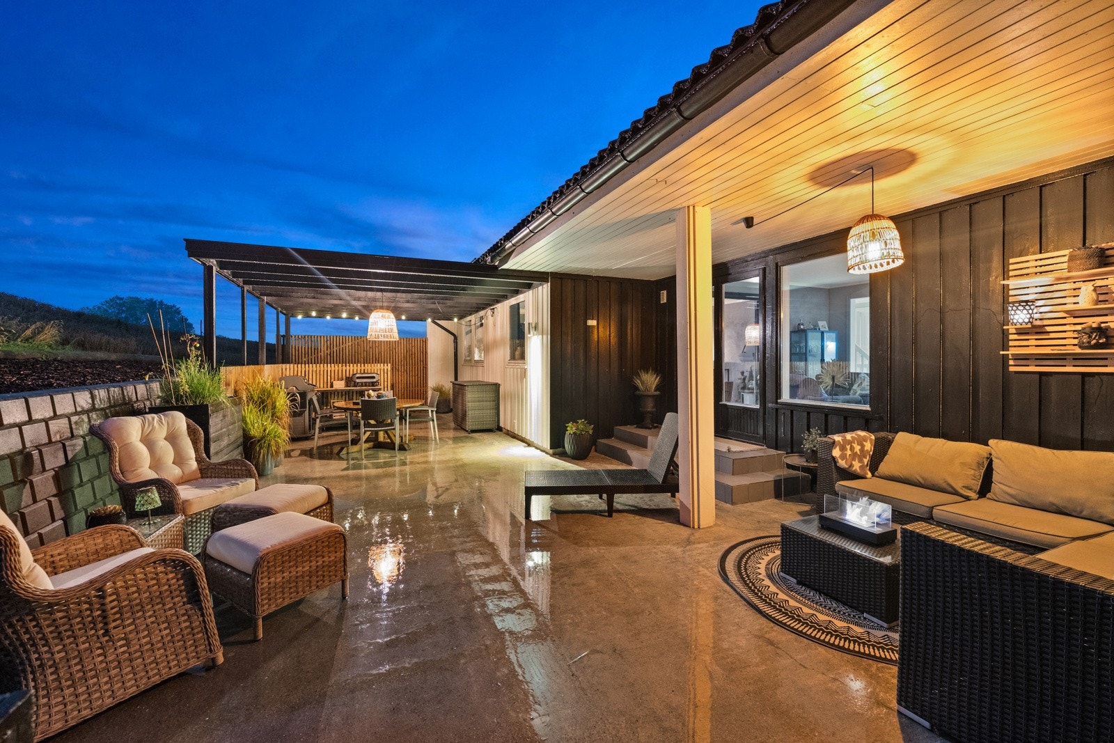 Uteplassen har plass til flere soner i usjenerte omgivelser. Galleribilde