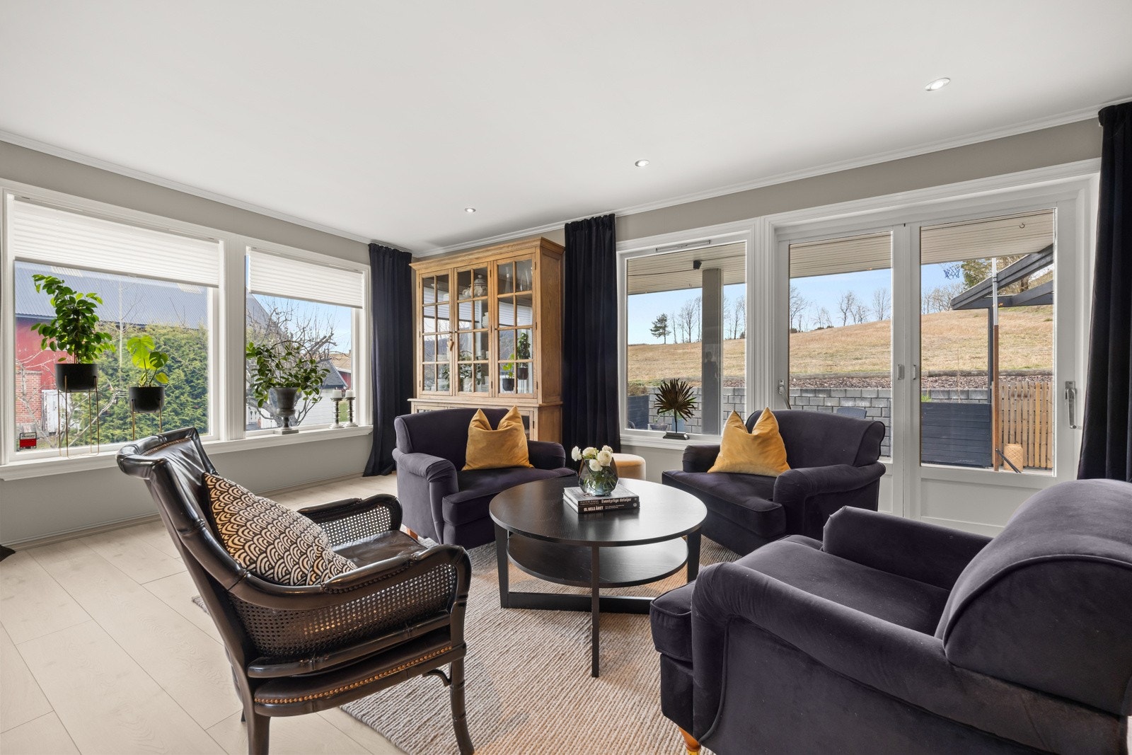 Rikelig lysinnslipp fra vinduene. Her er det også dør ut til den usjenerte terrassen. Galleribilde