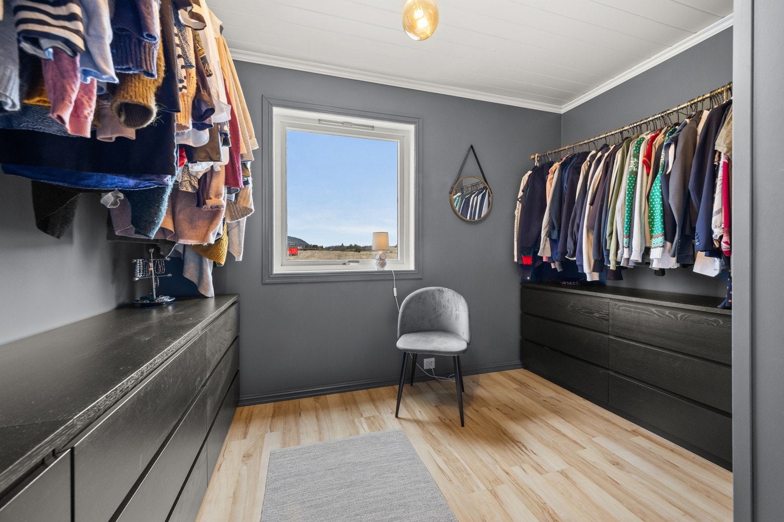 Garderoberom ved hovedsoverommet. Galleribilde