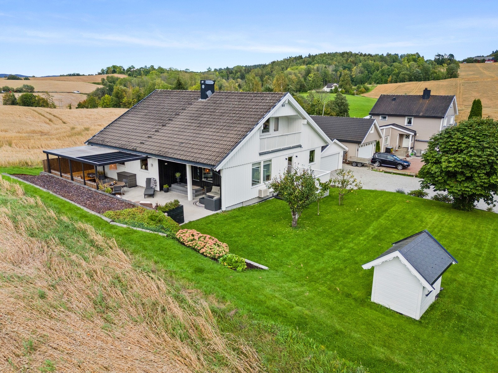 Hele uteområdet er velstelt og særdeles pent opparbeidet med flere blomsterbed, frukttrær og store plenarealer hvor barna kan leke fritt. Galleribilde