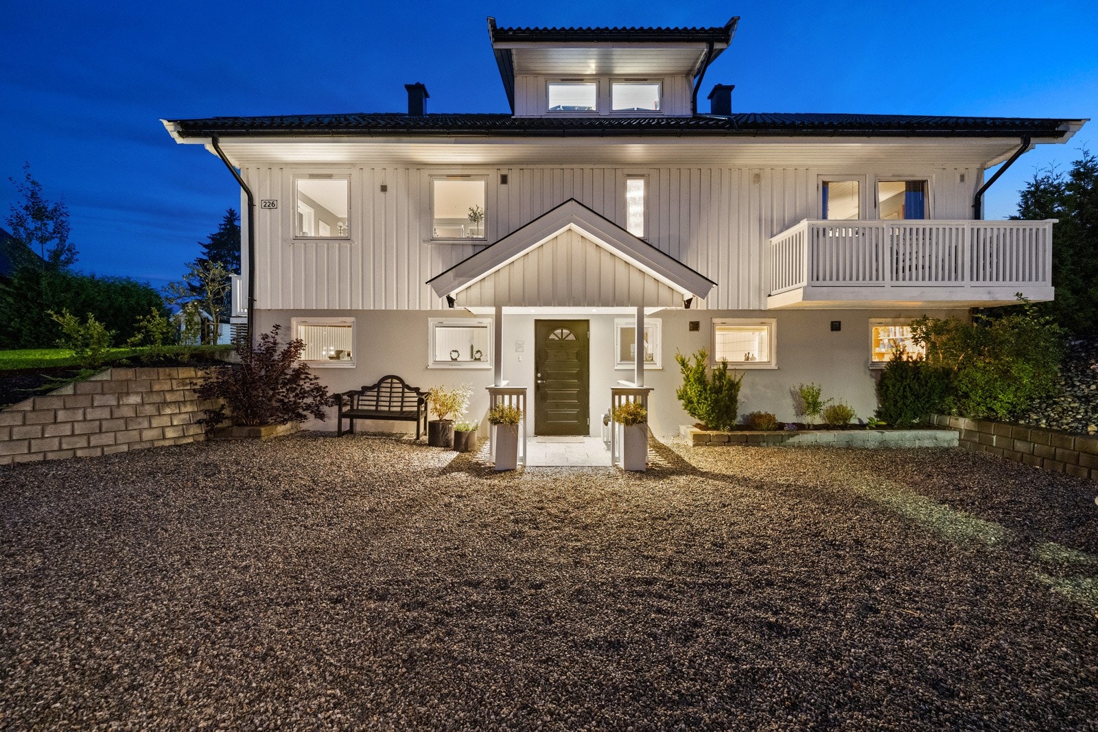 Landlig beliggende enebolig omkranset av åpne landbruksarealer - kun 10 minutter unna Drammen. Galleribilde