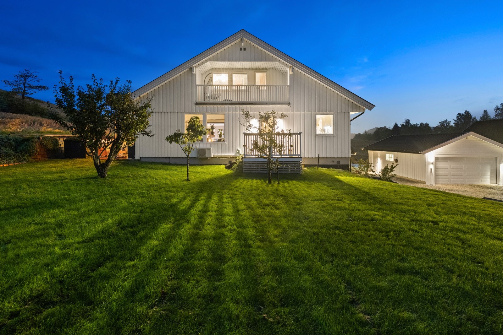 Hele uteområdet er velstelt og særdeles pent opparbeidet med flere blomsterbed, frukttrær og store plenarealer hvor barna kan leke fritt. Galleribilde