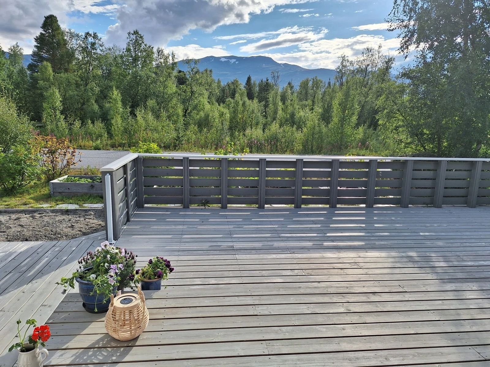 Veranda med flere møbleringsmuligheter. Sandkasse er fjernet. Galleribilde