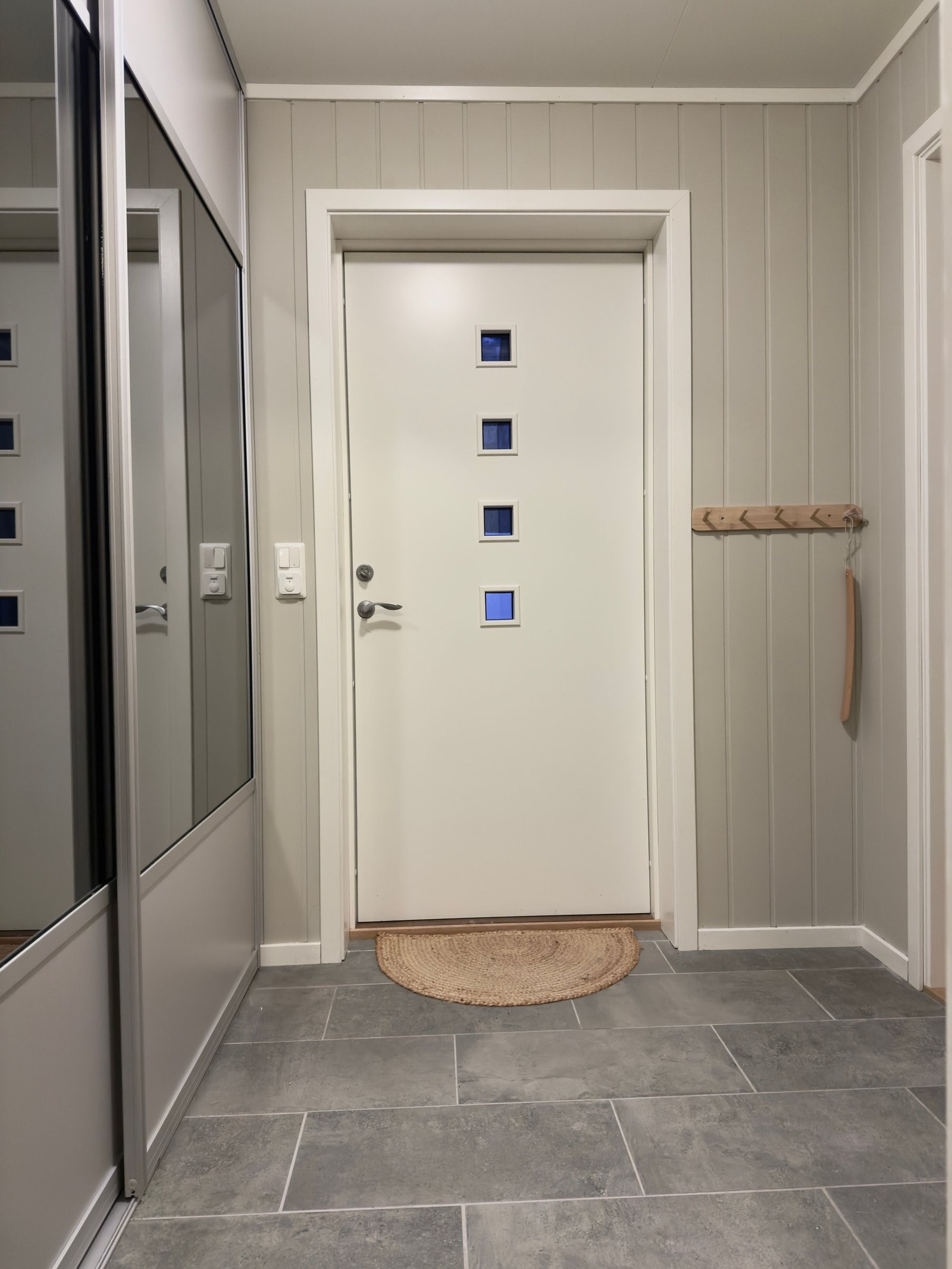 Entré med skyvedørsgarderobe Galleribilde