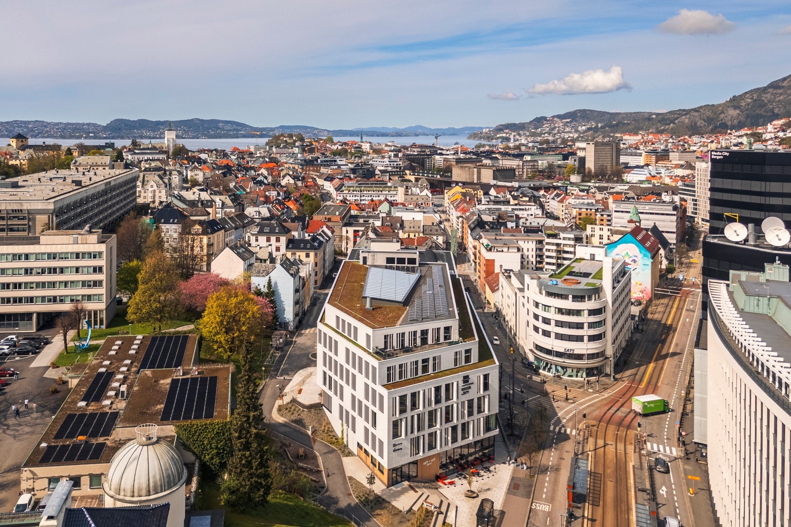 Svært godt kollektivtilbud med bybanestopp rett ved. Galleribilde